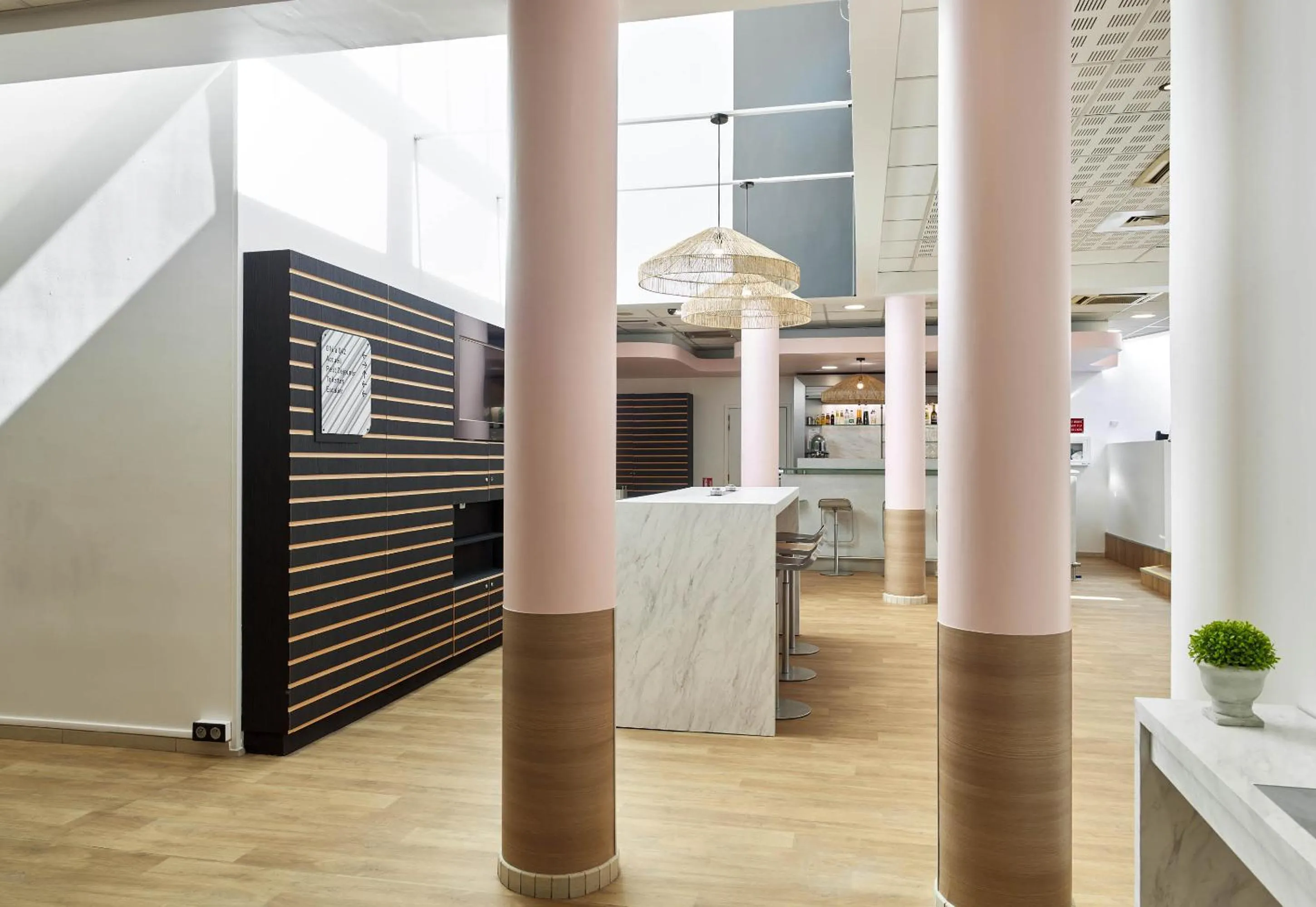 Lobby or reception in B&B HOTEL Orly Rungis Aéroport 3 étoiles