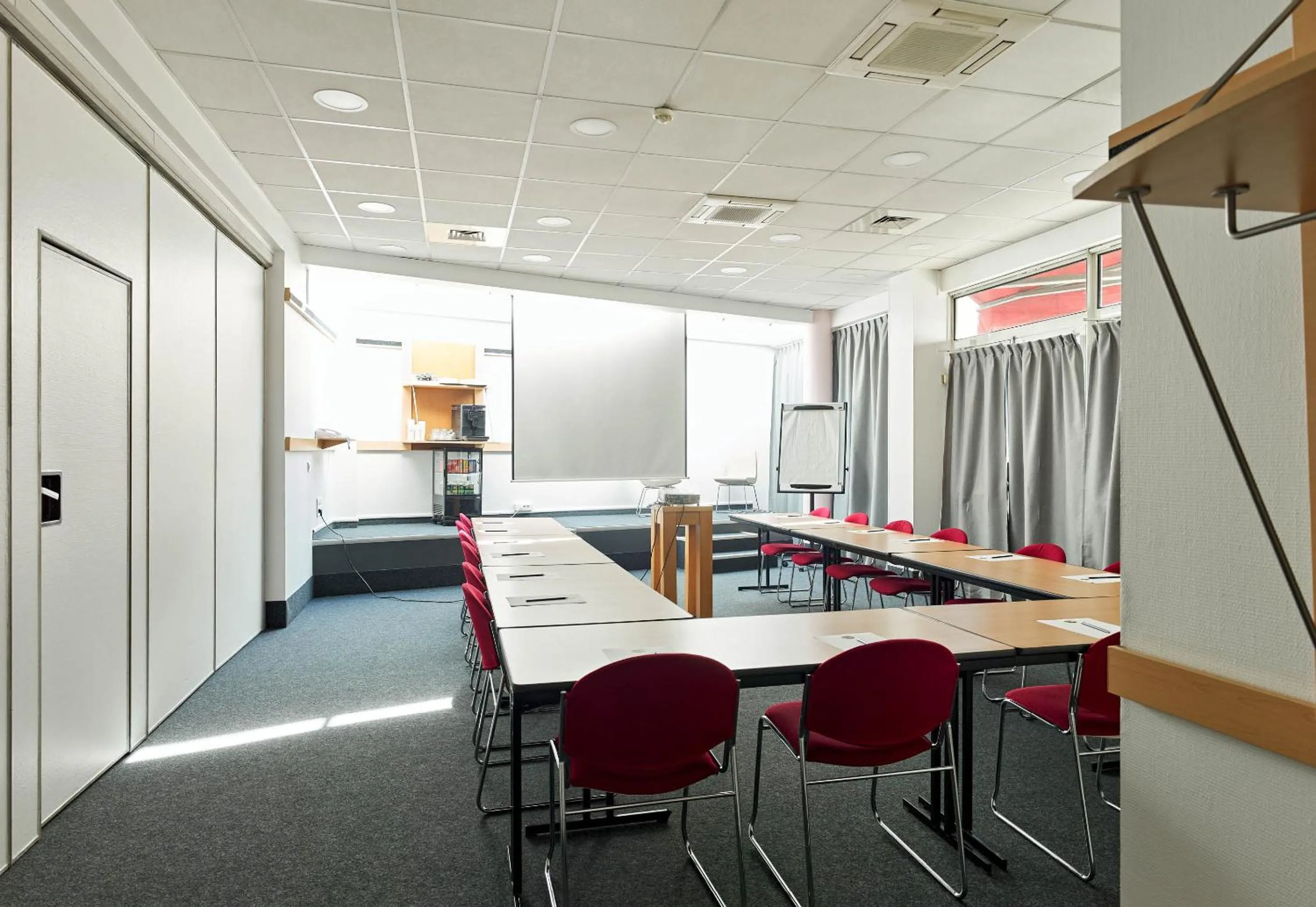 Meeting/conference room in B&B HOTEL Orly Rungis Aéroport 3 étoiles