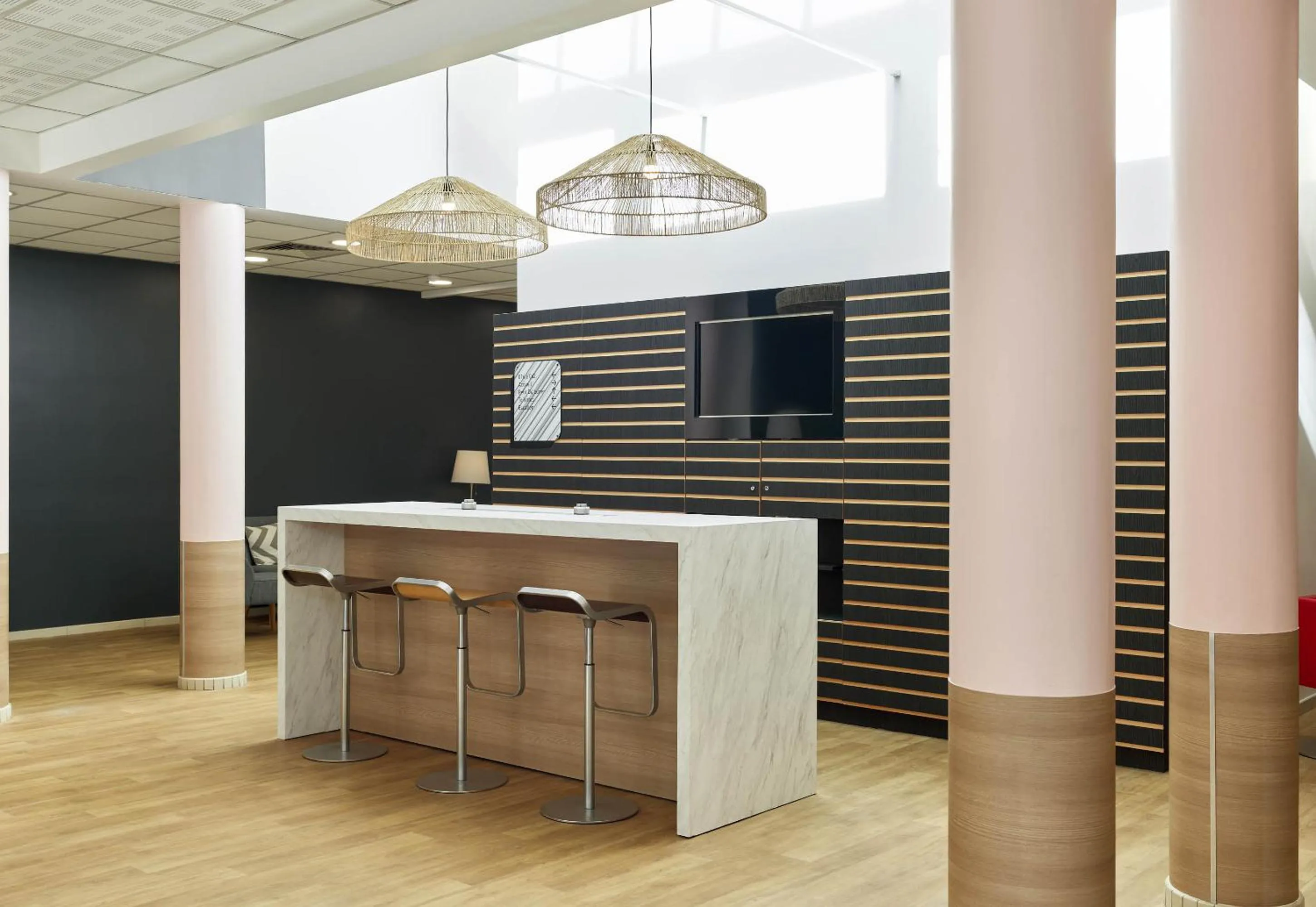 Lounge or bar, TV/Entertainment Center in ibis Paris Orly Rungis