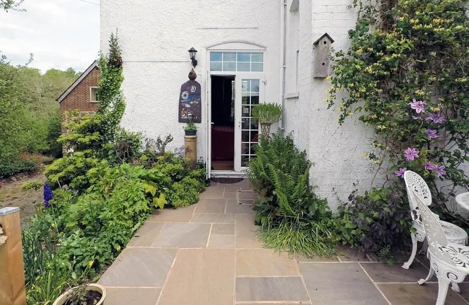 Facade/entrance in Broome Farm