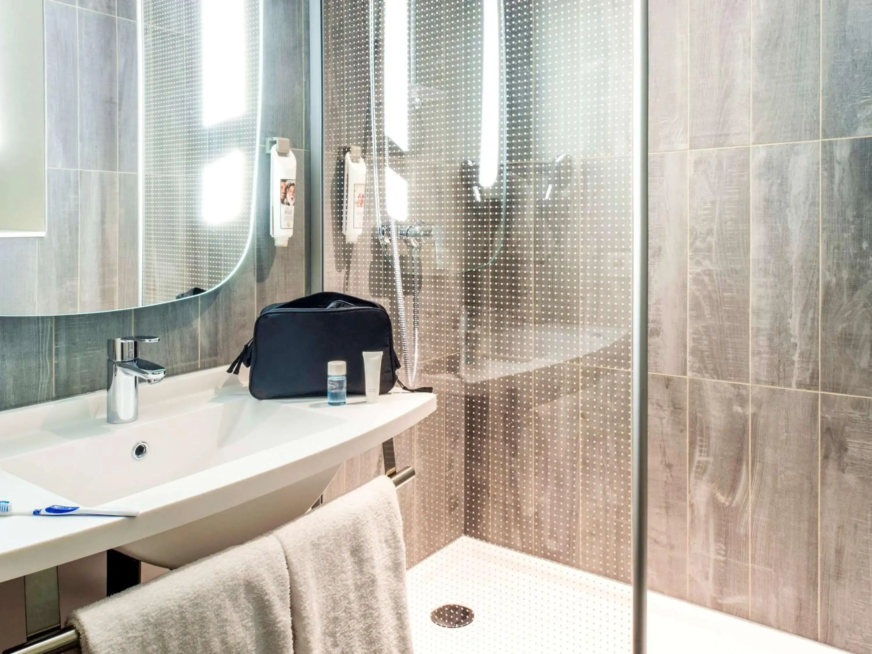 Photo of the whole room in ibis Montargis Photo of the whole room in ibis Montargis