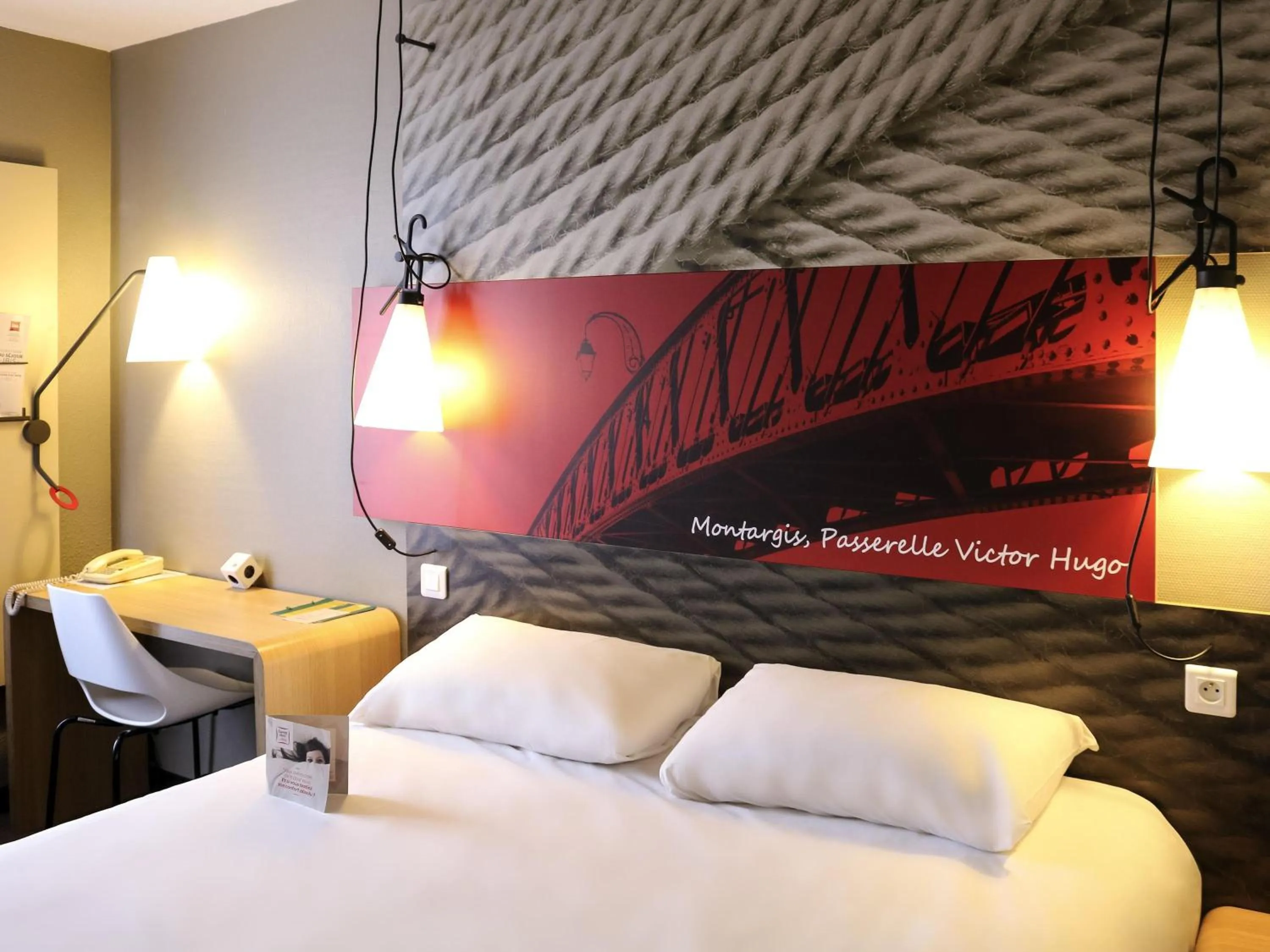 Bedroom, Bed in ibis Montargis