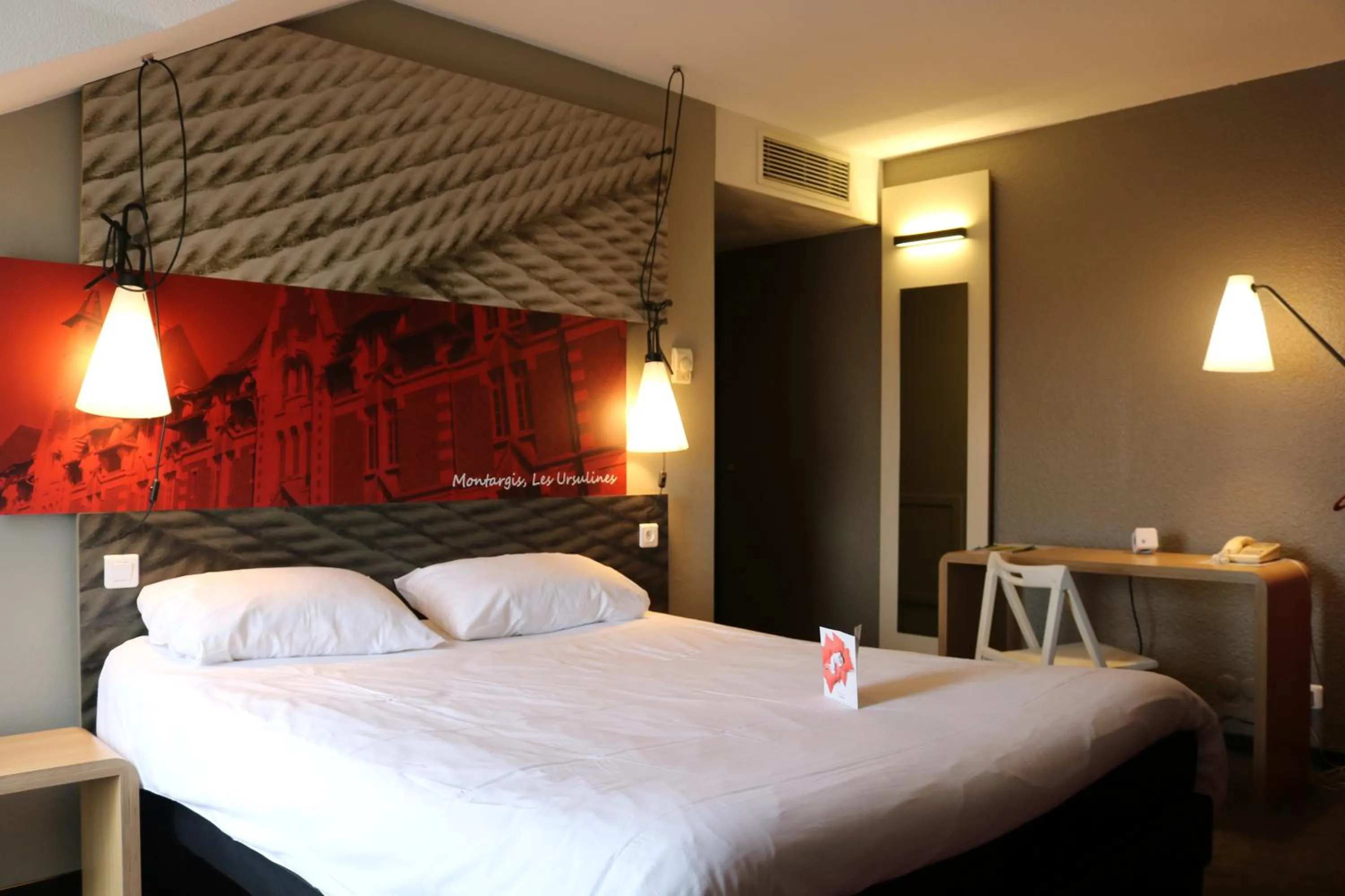 Bed in ibis Montargis