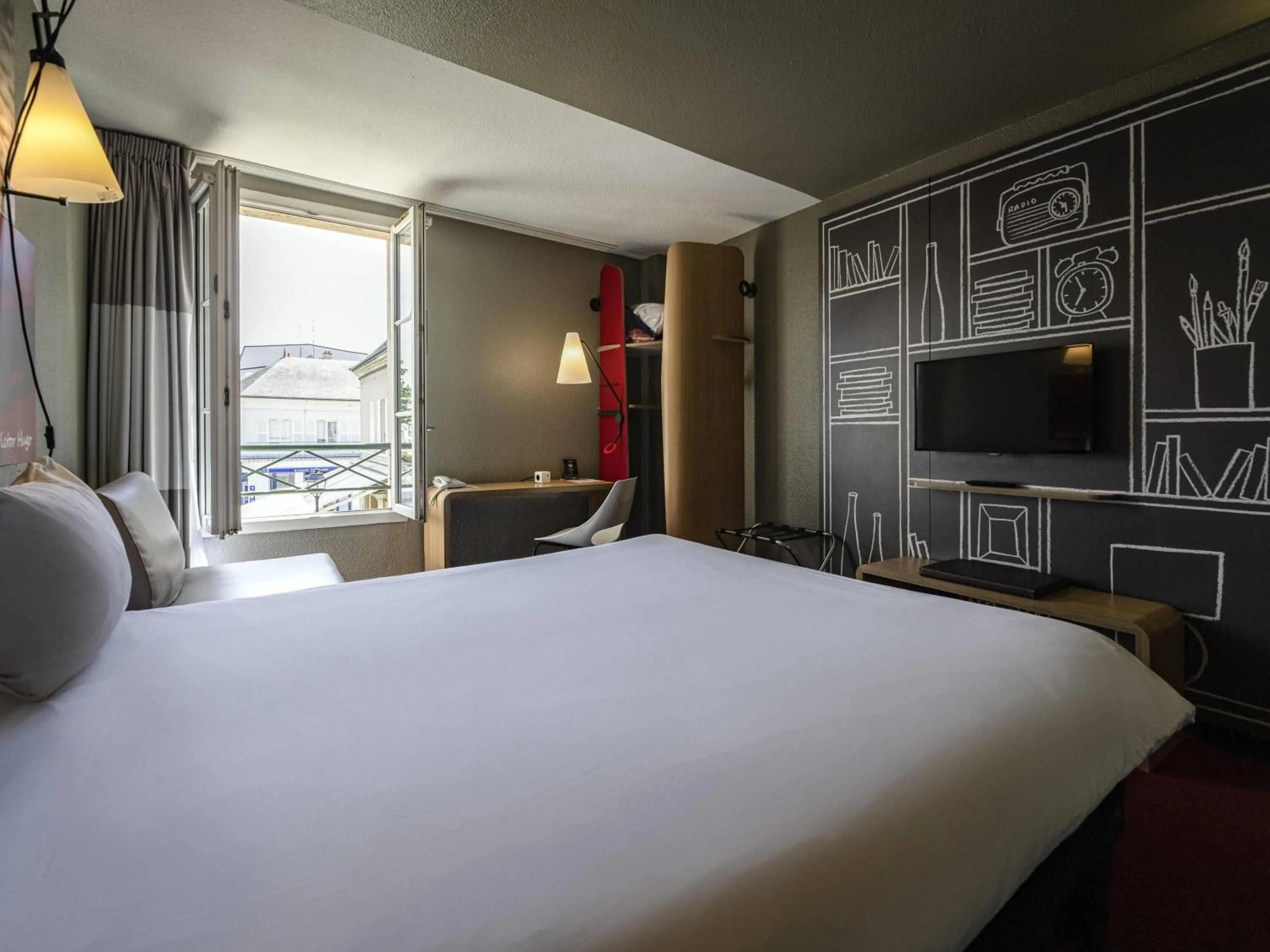 Bedroom, Bed in ibis Montargis