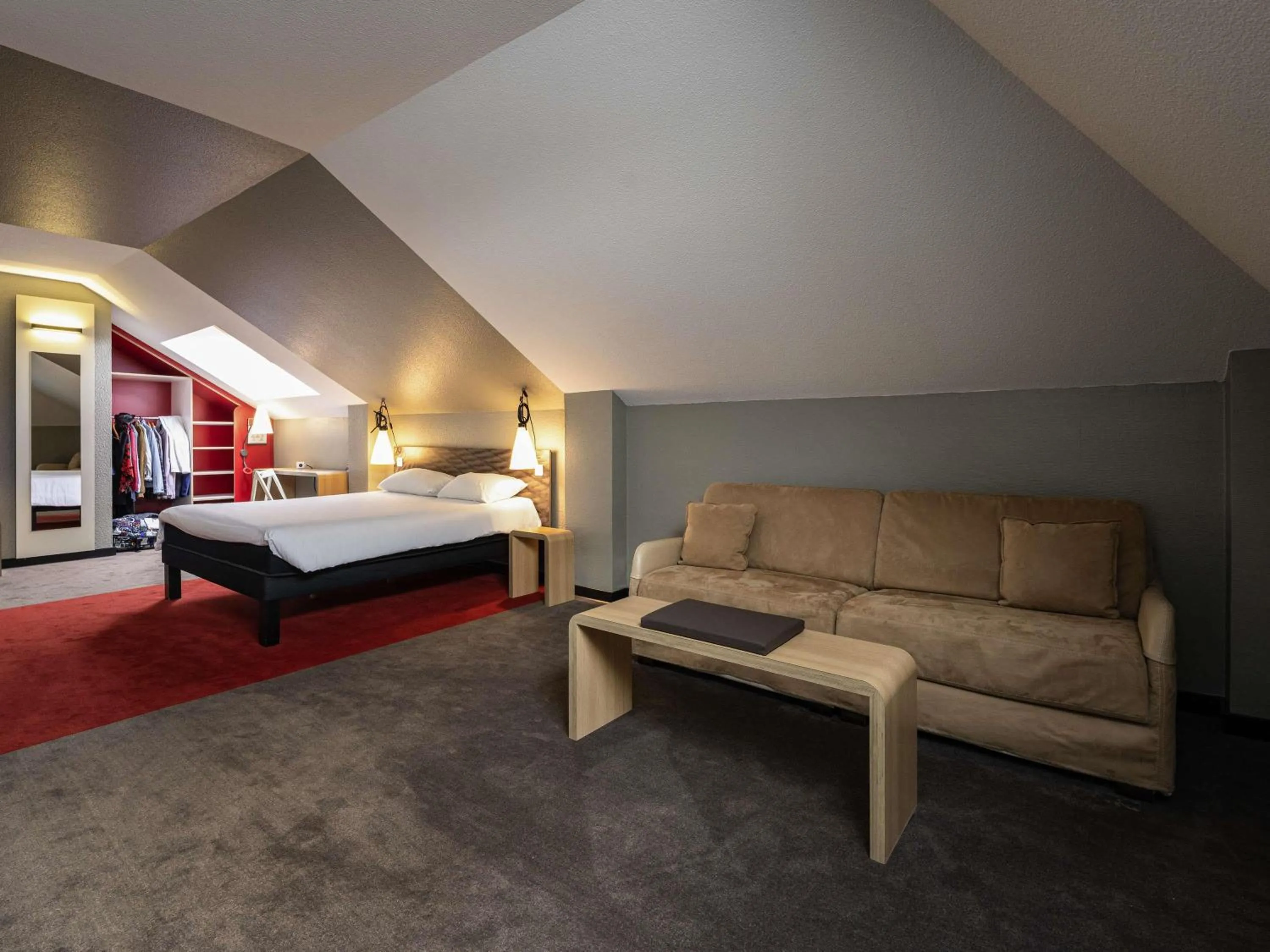 Bedroom, Bed in ibis Montargis