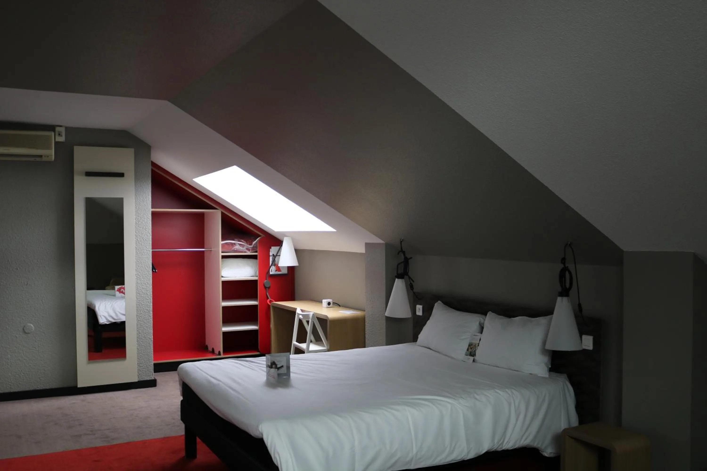 Bedroom, Bed in ibis Montargis