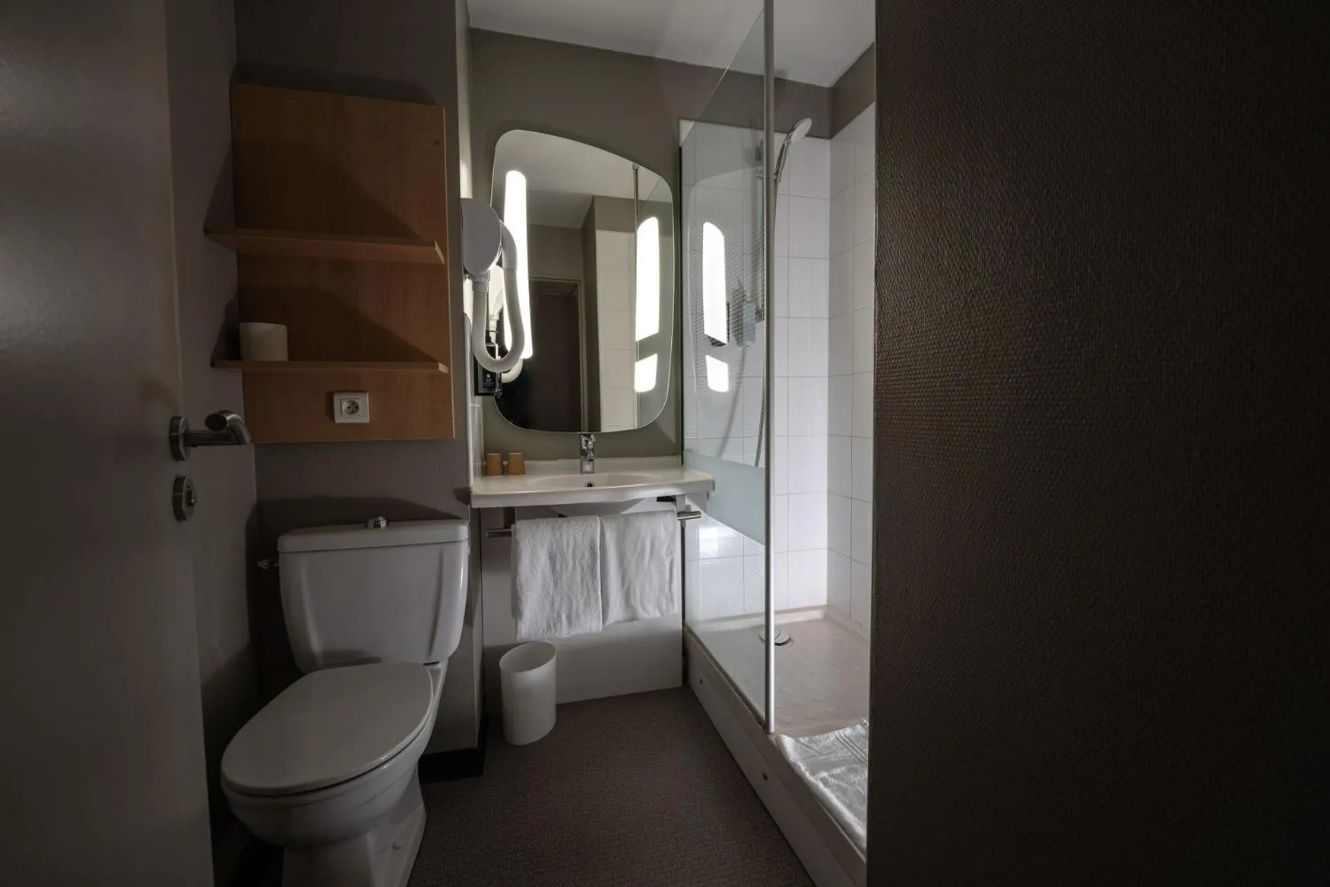 Bathroom in ibis Montargis