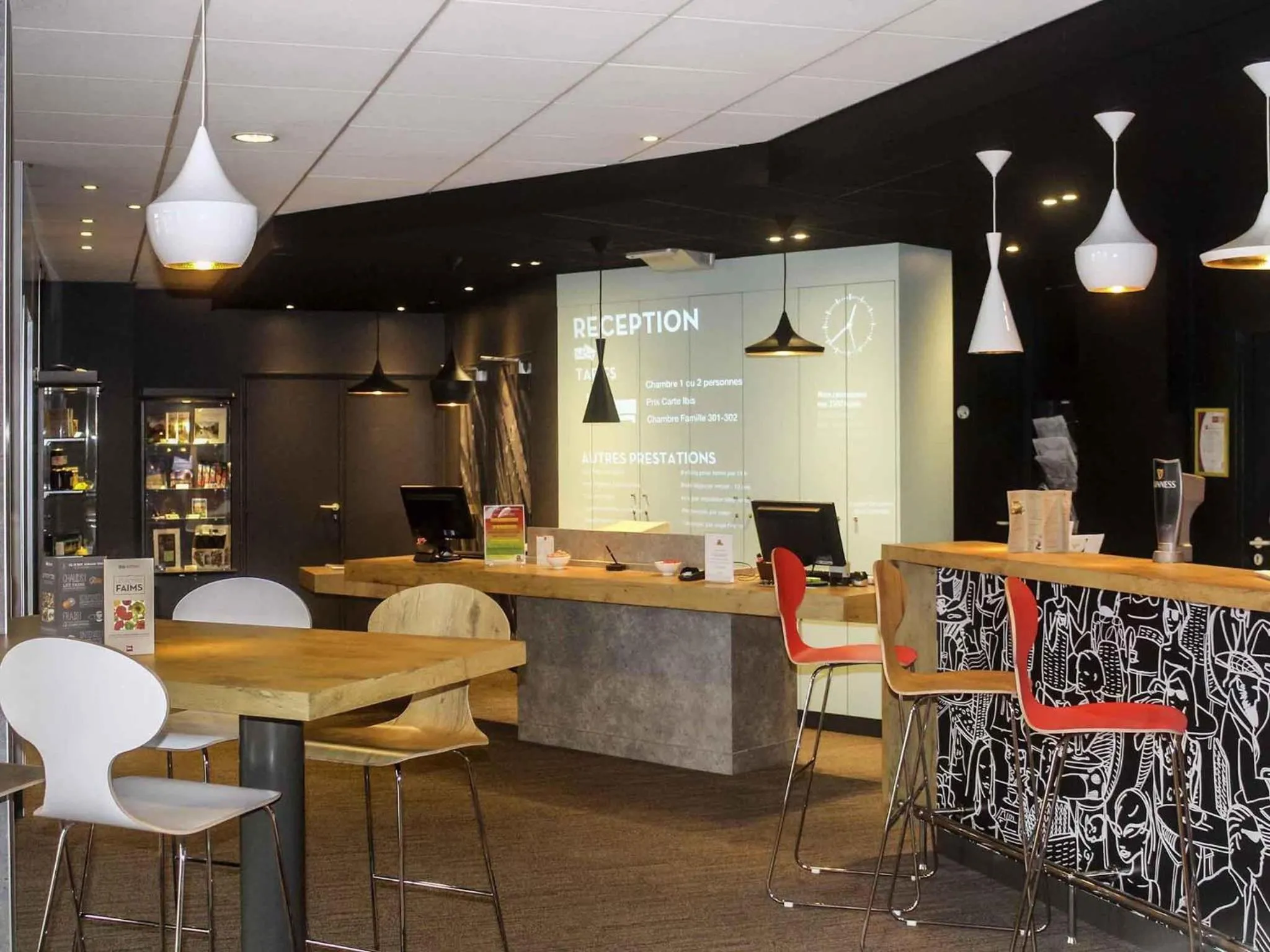 Lounge or bar in ibis Montargis