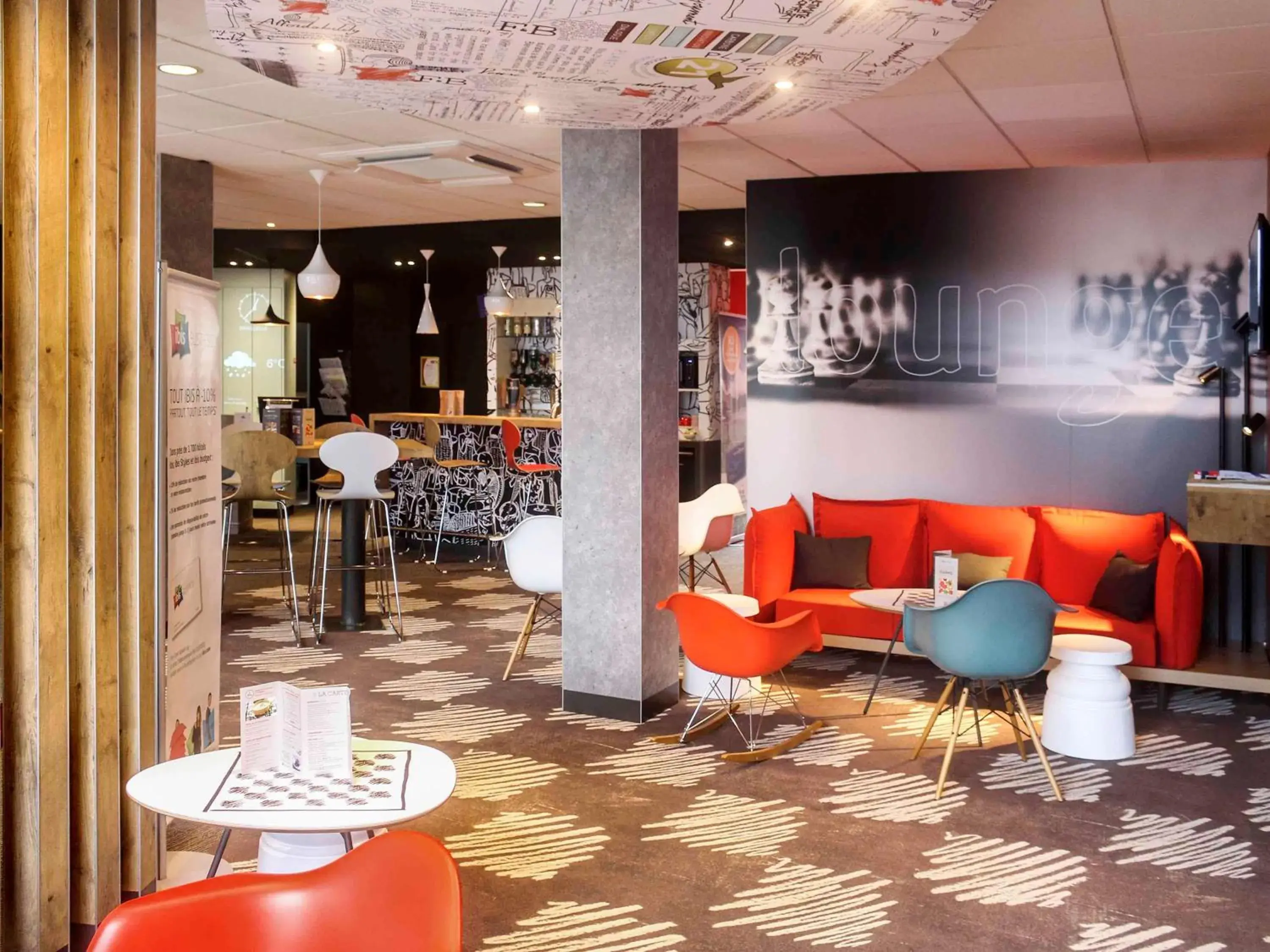 Lounge or bar in ibis Montargis Lounge or bar in ibis Montargis