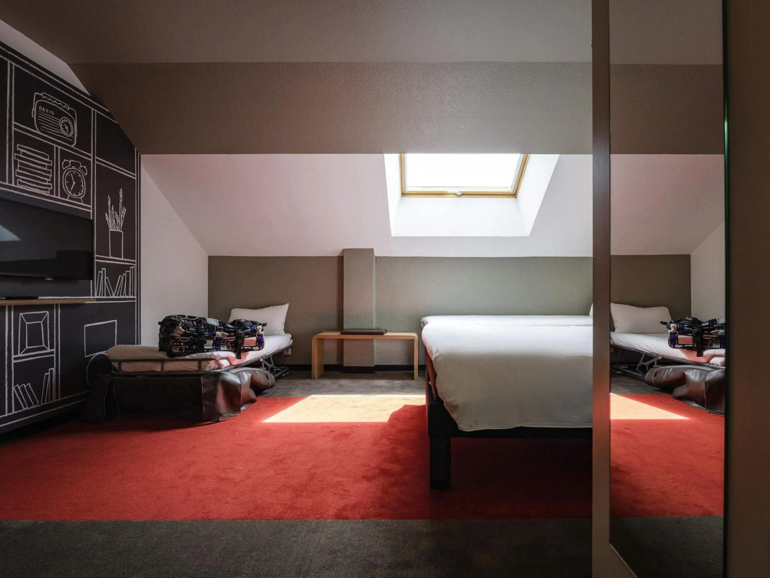 Bedroom, Bed in ibis Montargis