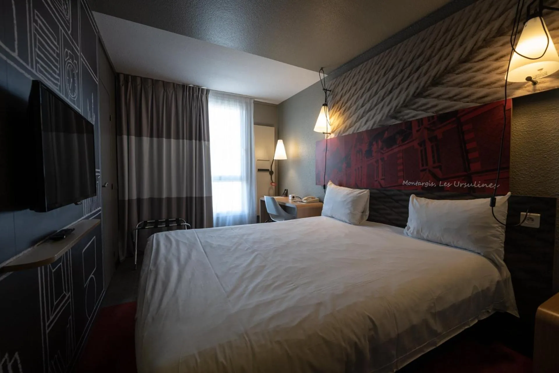 Bedroom, Bed in ibis Montargis