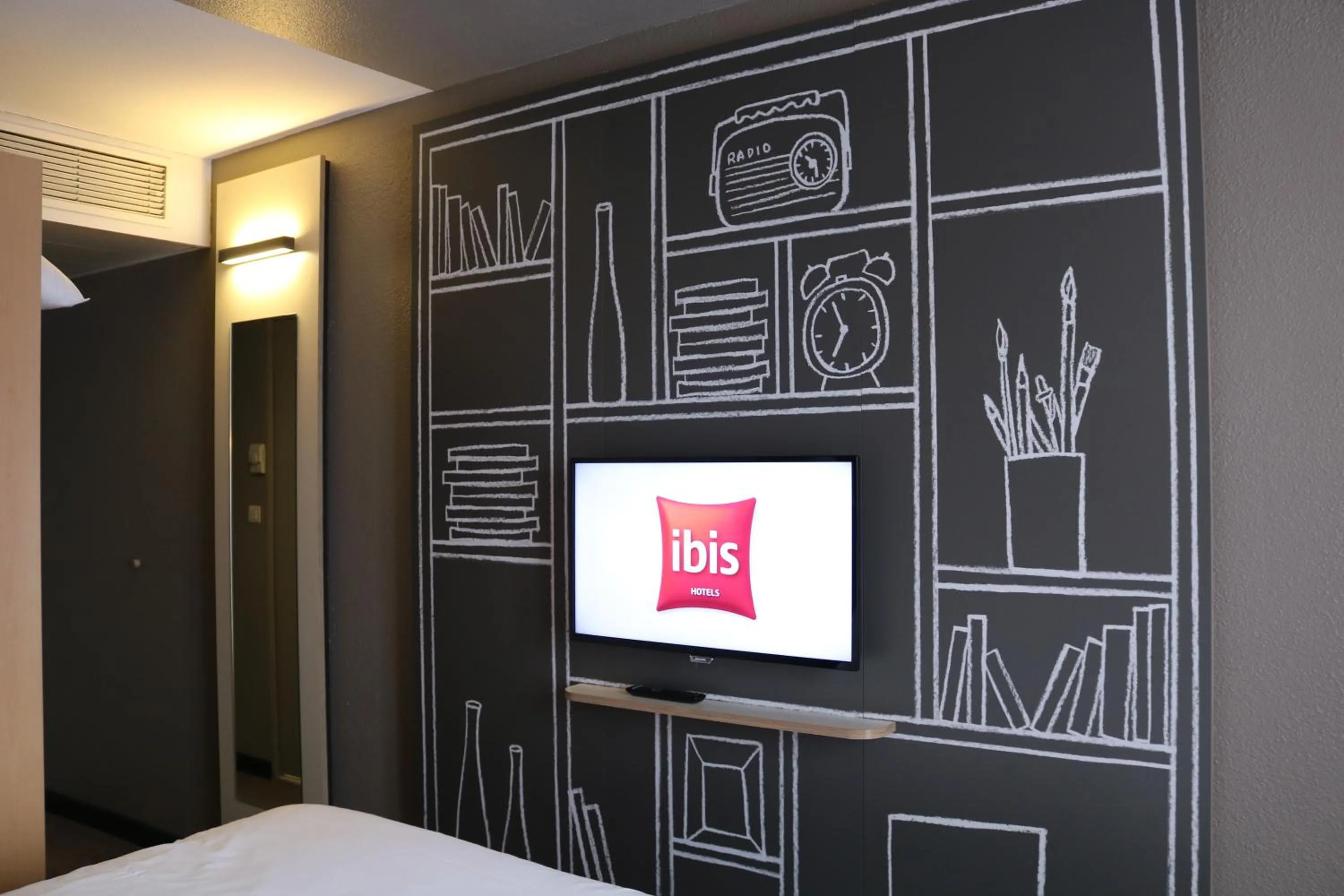 TV and multimedia, Bed in ibis Montargis