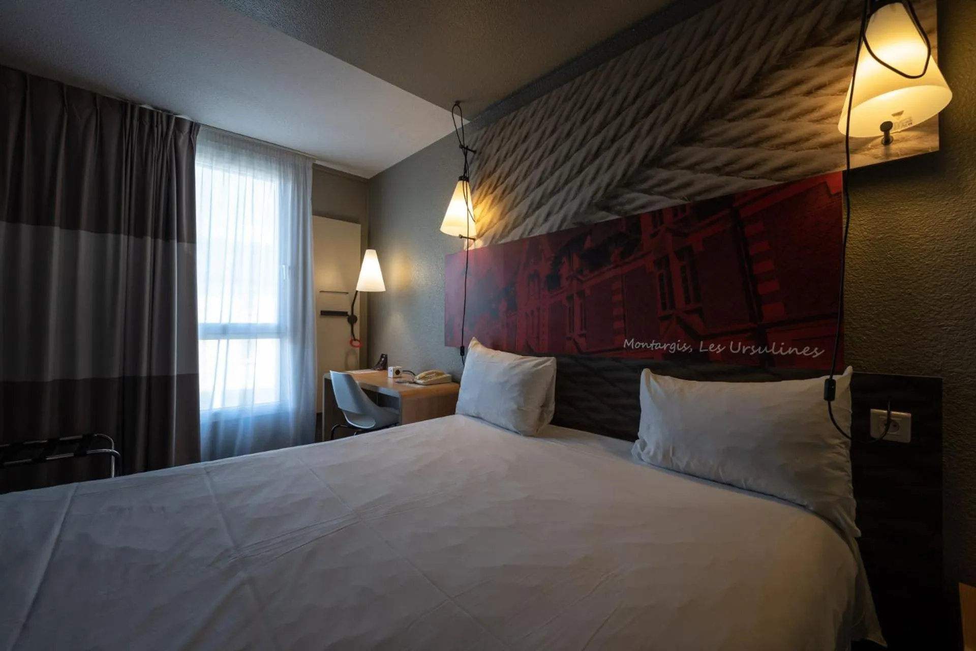 Bedroom, Bed in ibis Montargis