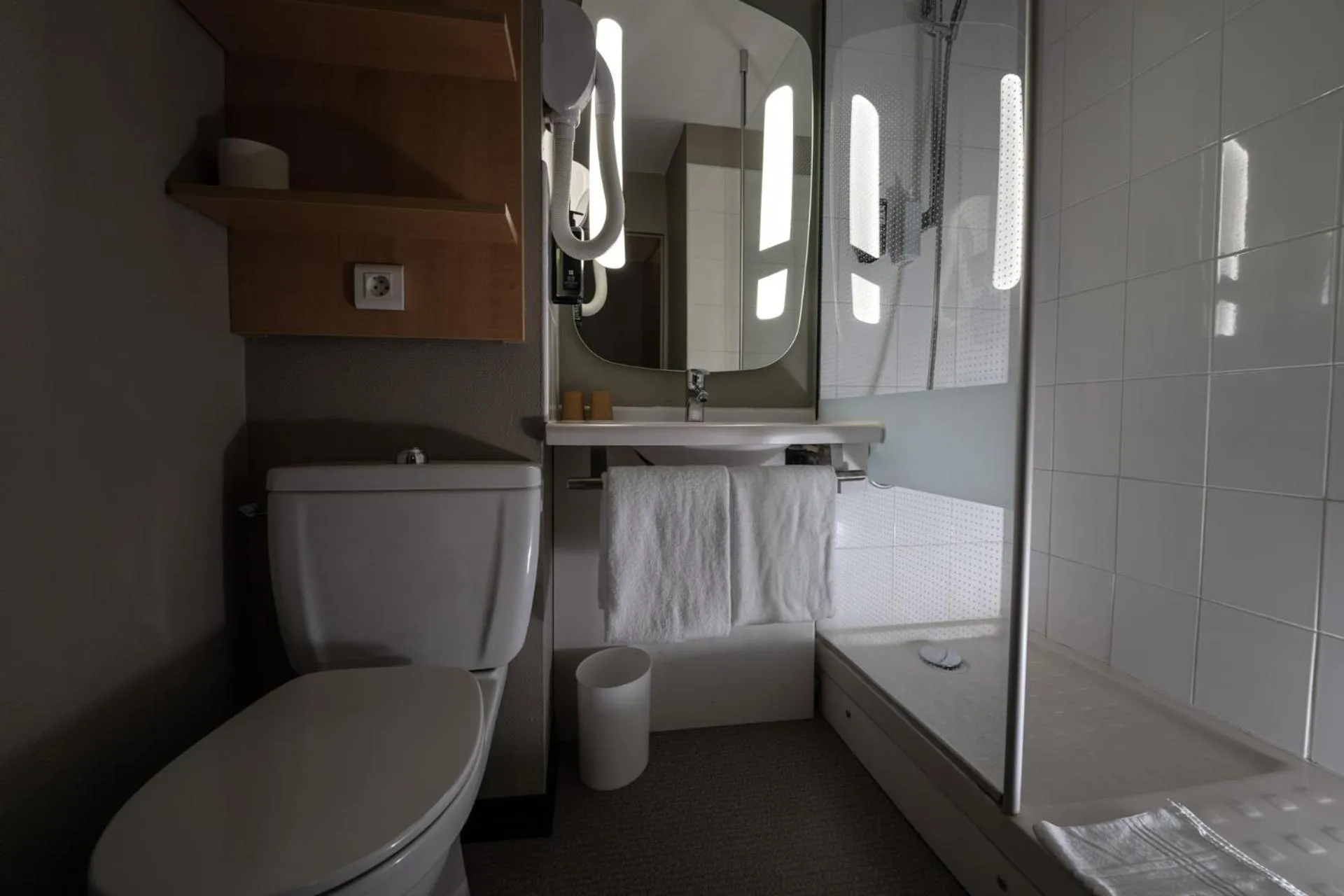 Bathroom in ibis Montargis