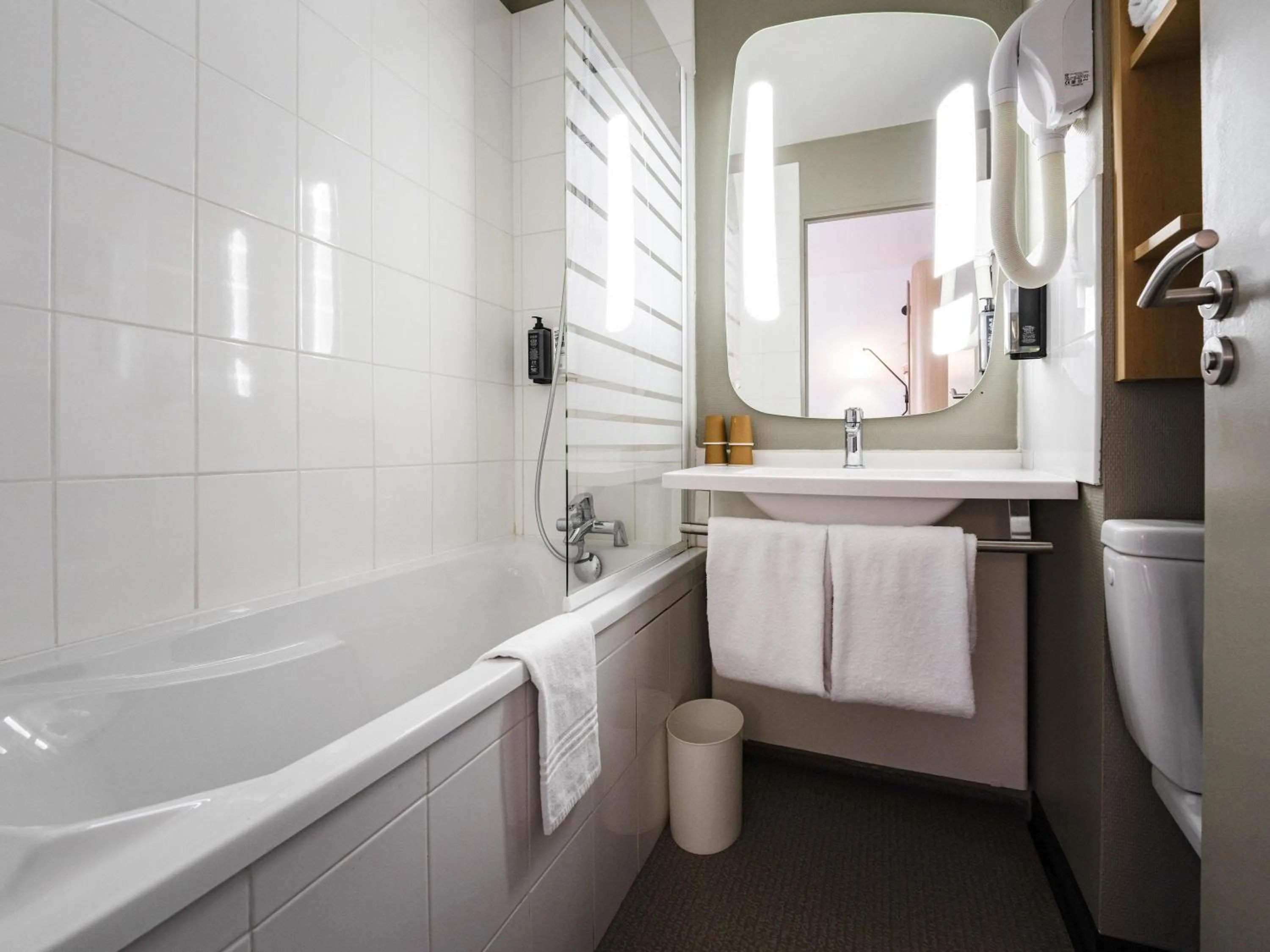 Bedroom in ibis Montargis