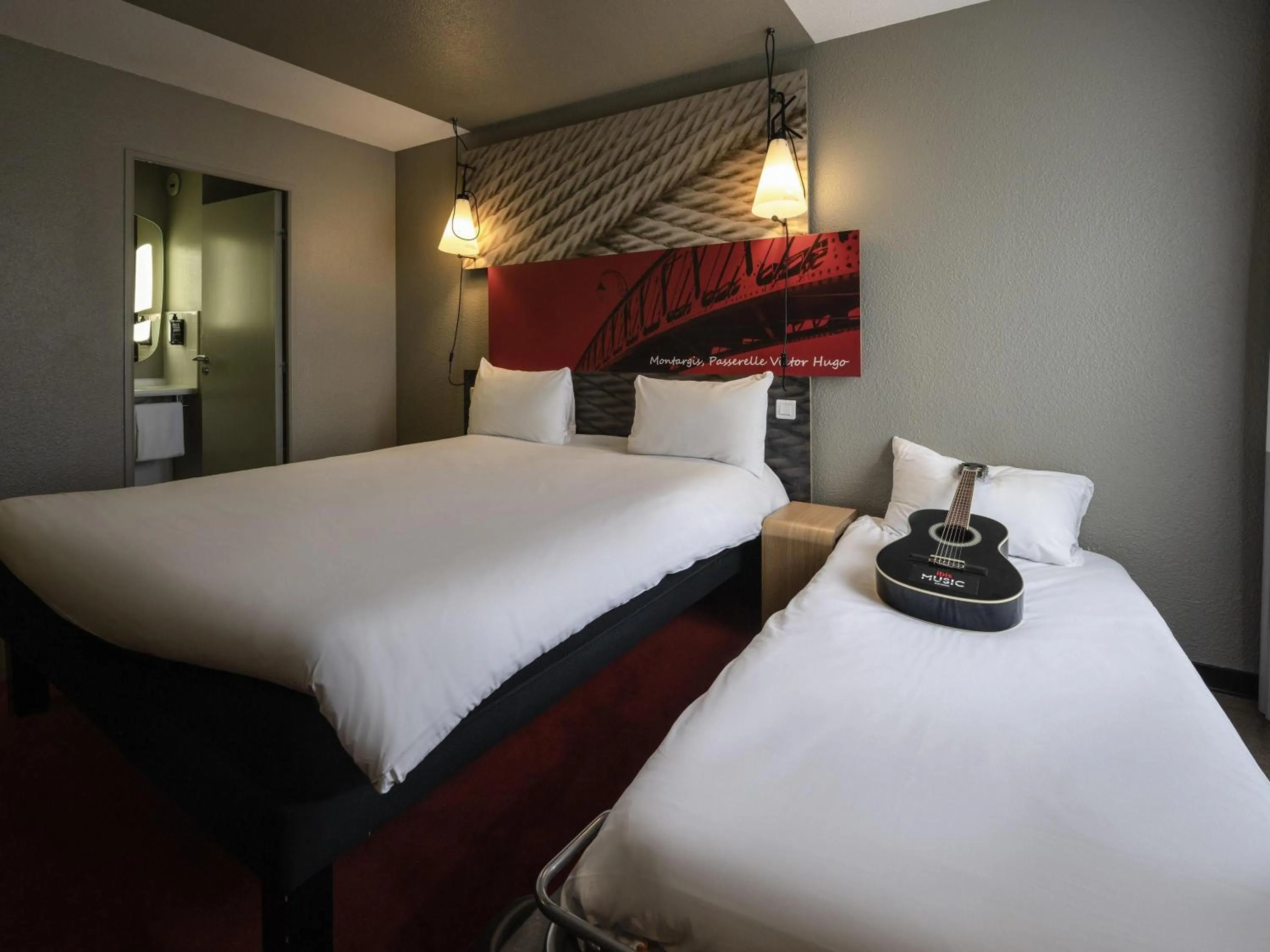 Bedroom, Bed in ibis Montargis