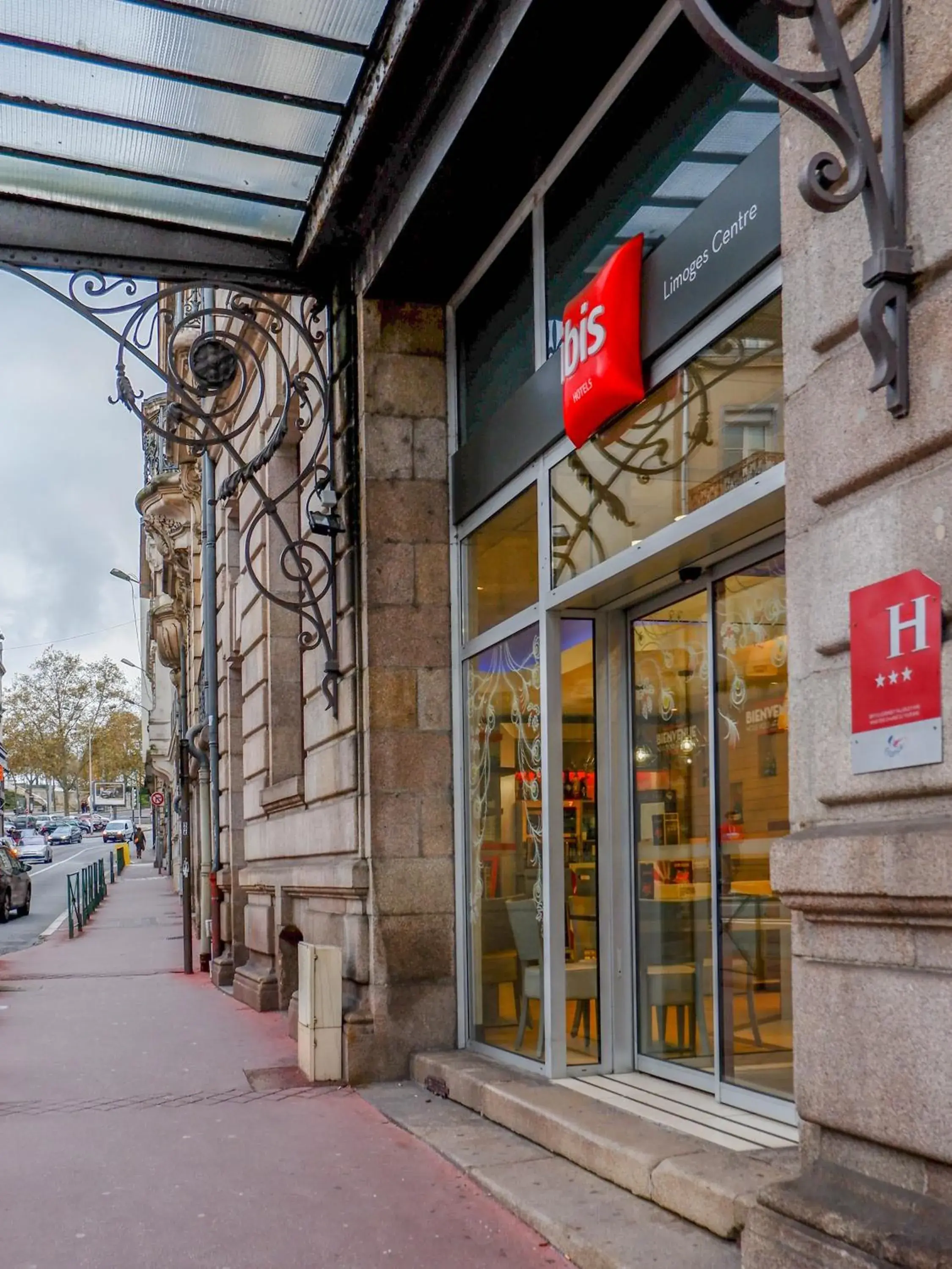 Facade/entrance in ibis Limoges Centre Facade/entrance in ibis Limoges Centre