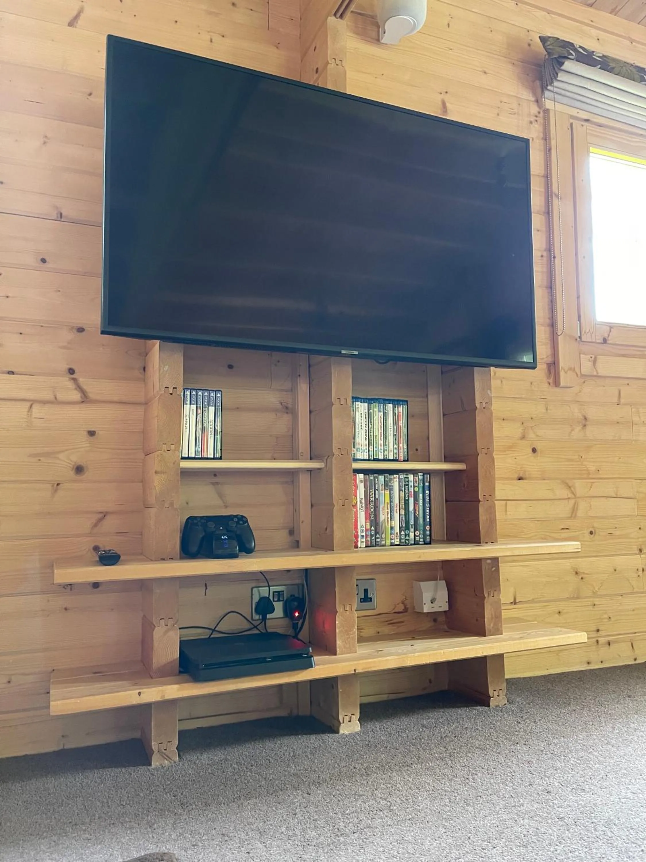 Communal lounge/ TV room in iLodge 73