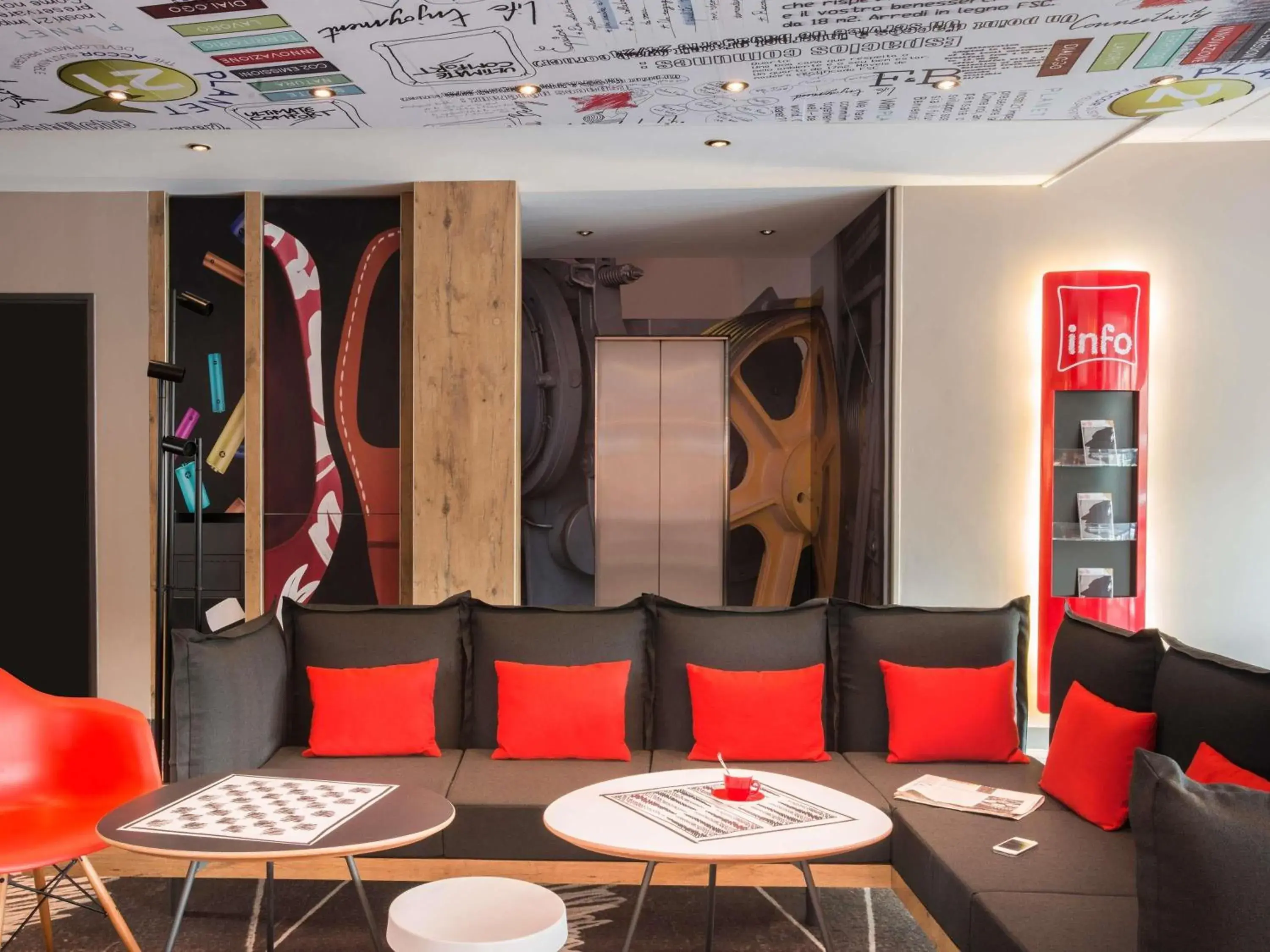 Lounge or bar in ibis Nantes Centre Gare Sud Lounge or bar in ibis Nantes Centre Gare Sud