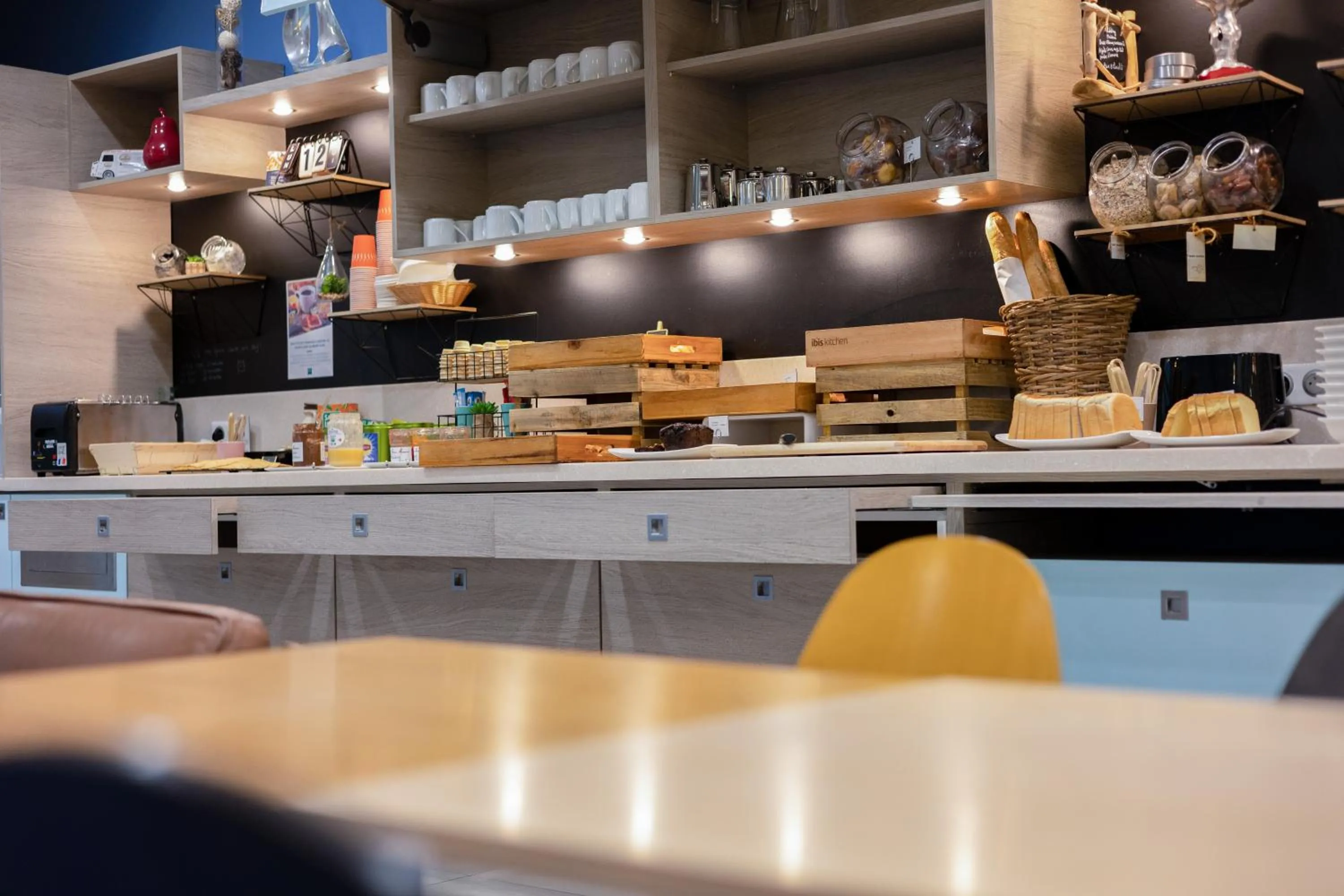 Restaurant/places to eat in ibis Styles La Rochelle Centre Vieux Port