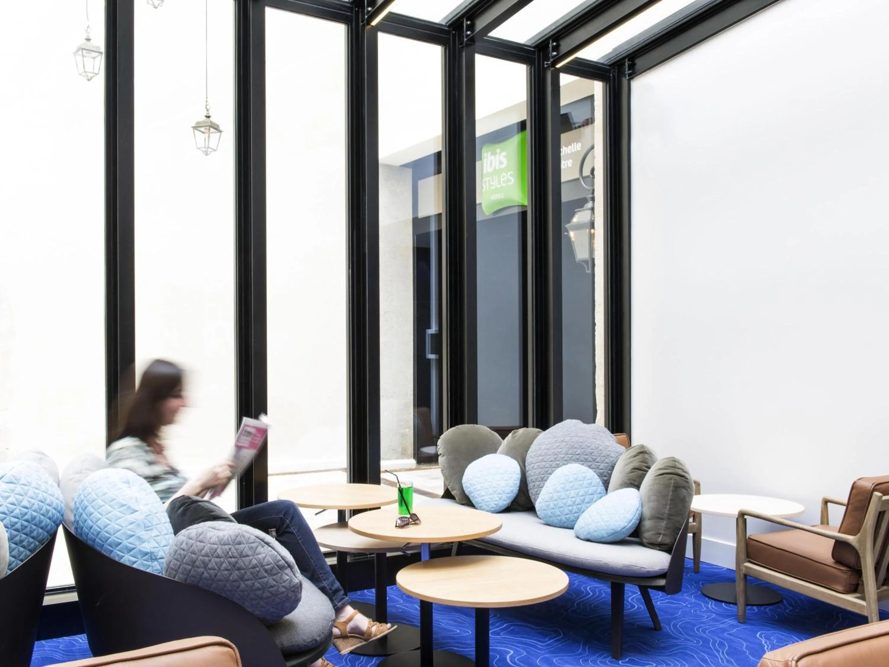 Lounge or bar in ibis Styles La Rochelle Centre Vieux Port