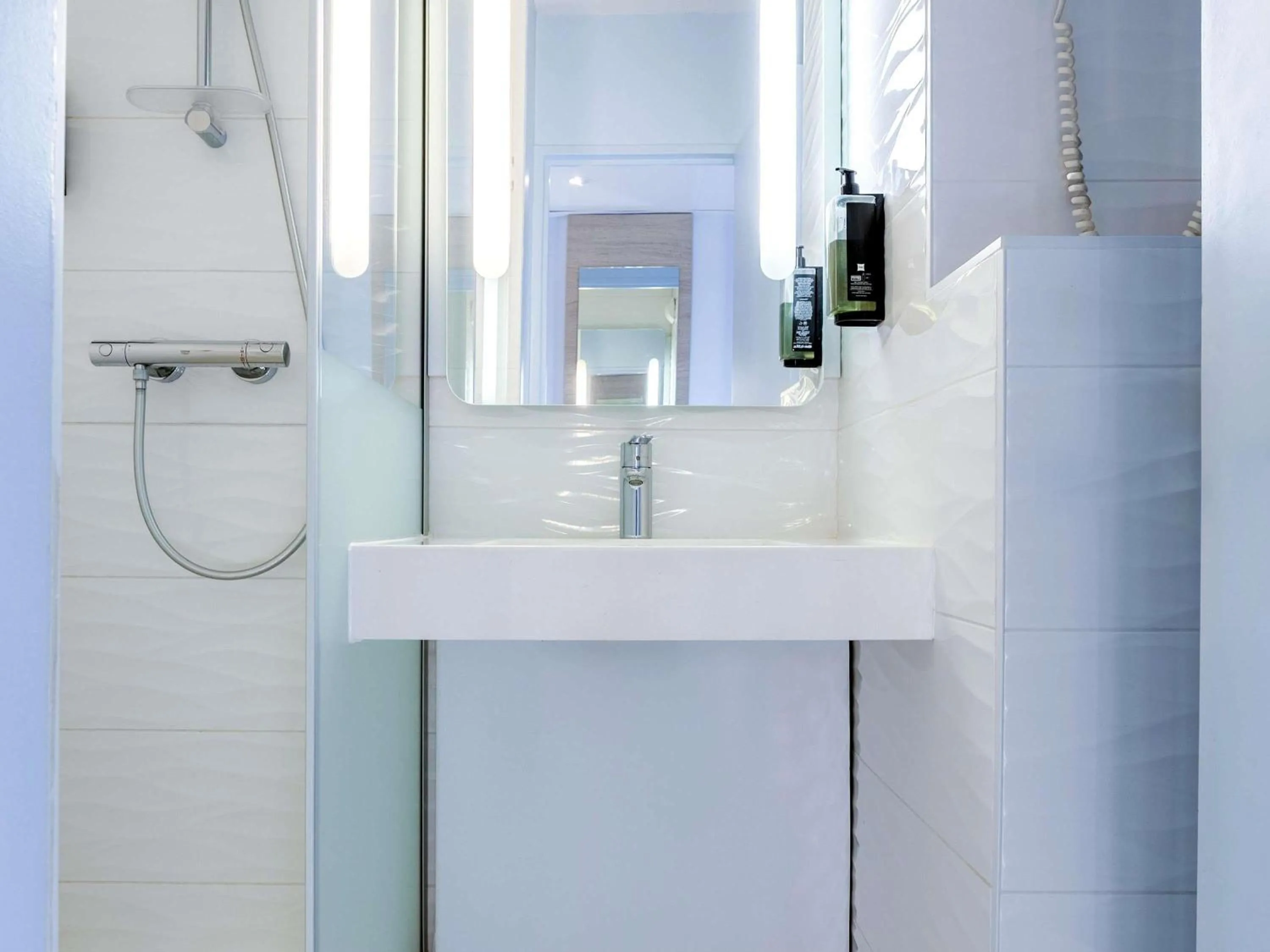 Bedroom in ibis Styles La Rochelle Centre Vieux Port