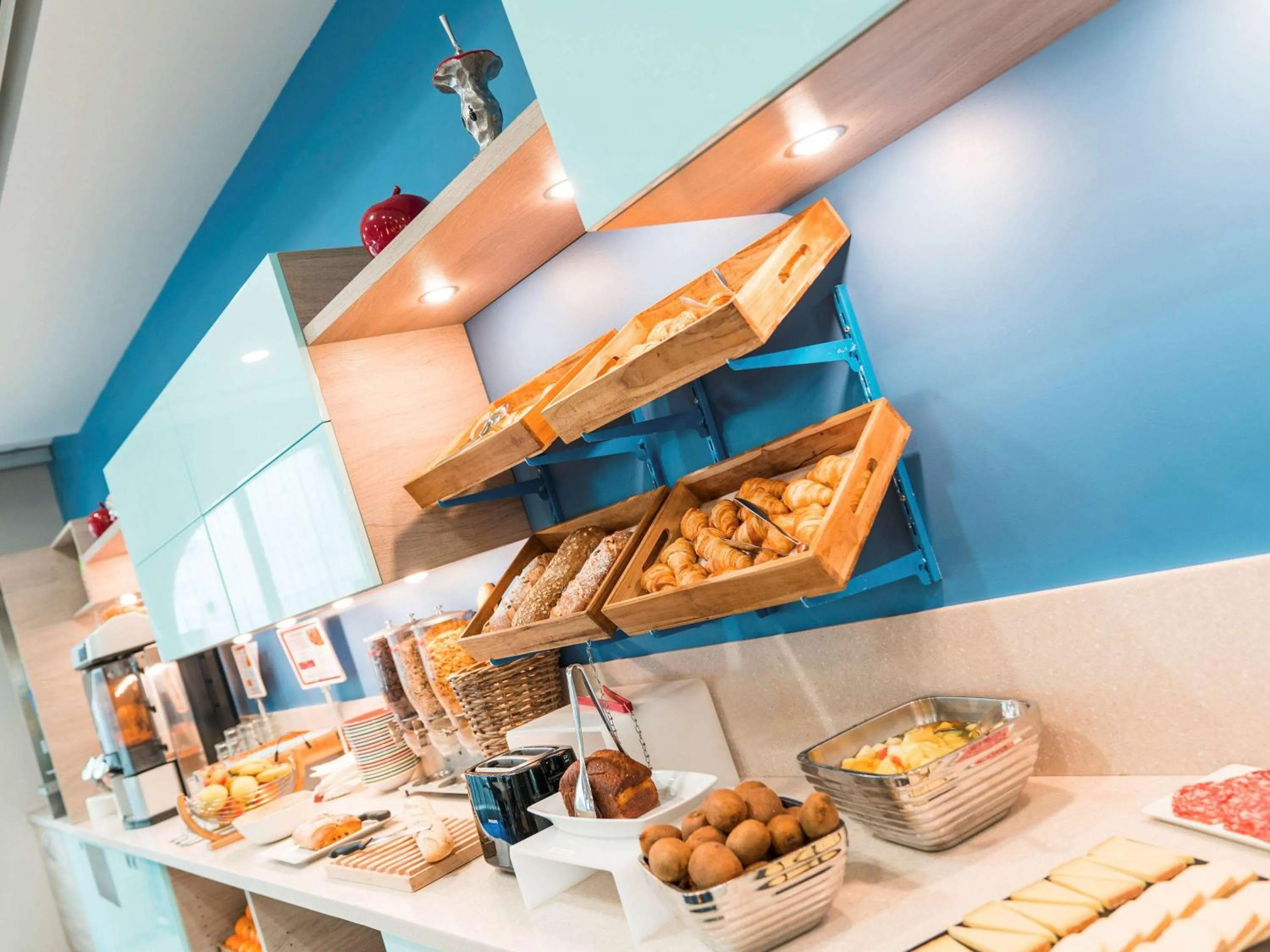 Restaurant/places to eat in ibis Styles La Rochelle Centre Vieux Port