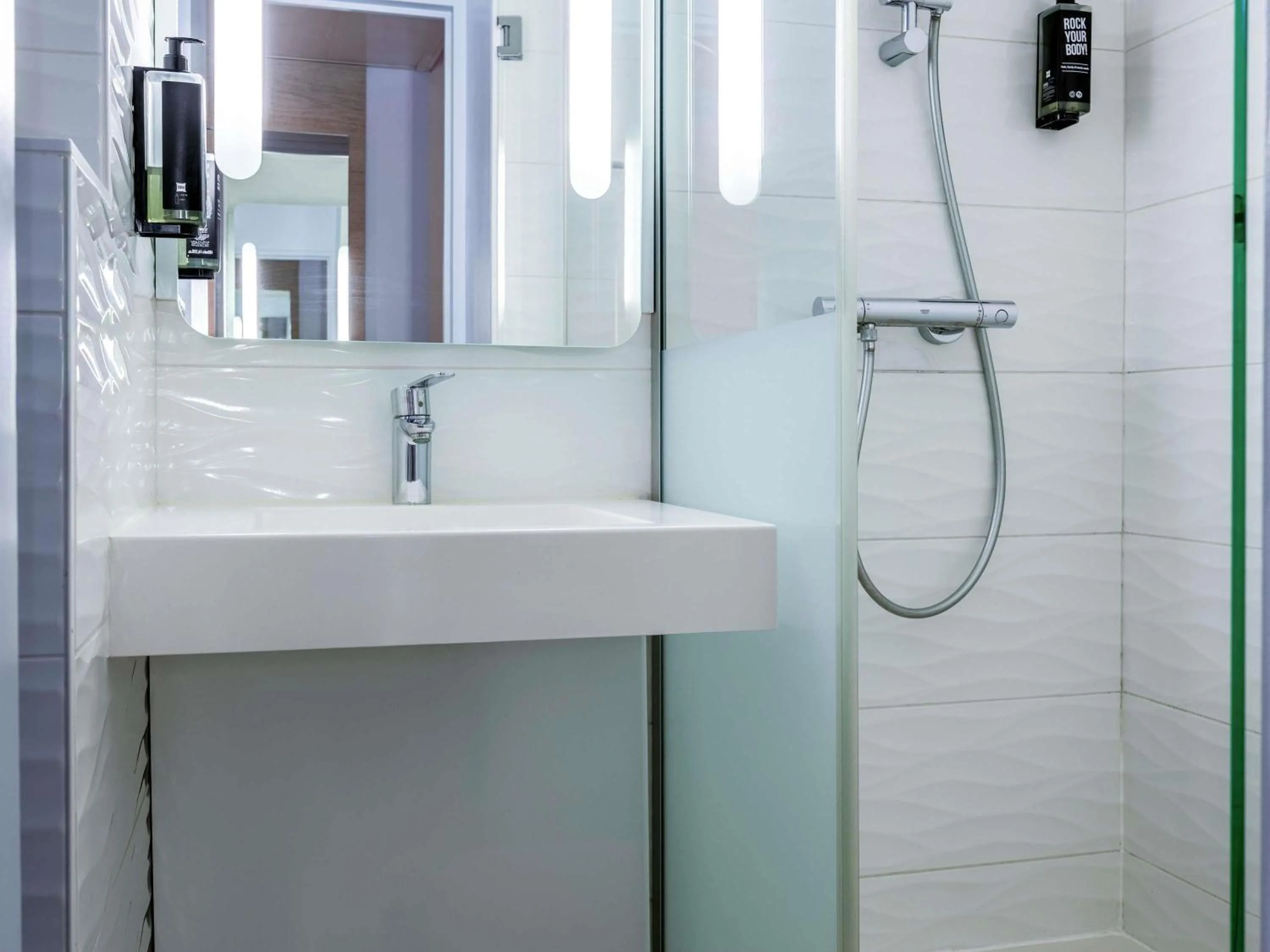 Bedroom in ibis Styles La Rochelle Centre Vieux Port