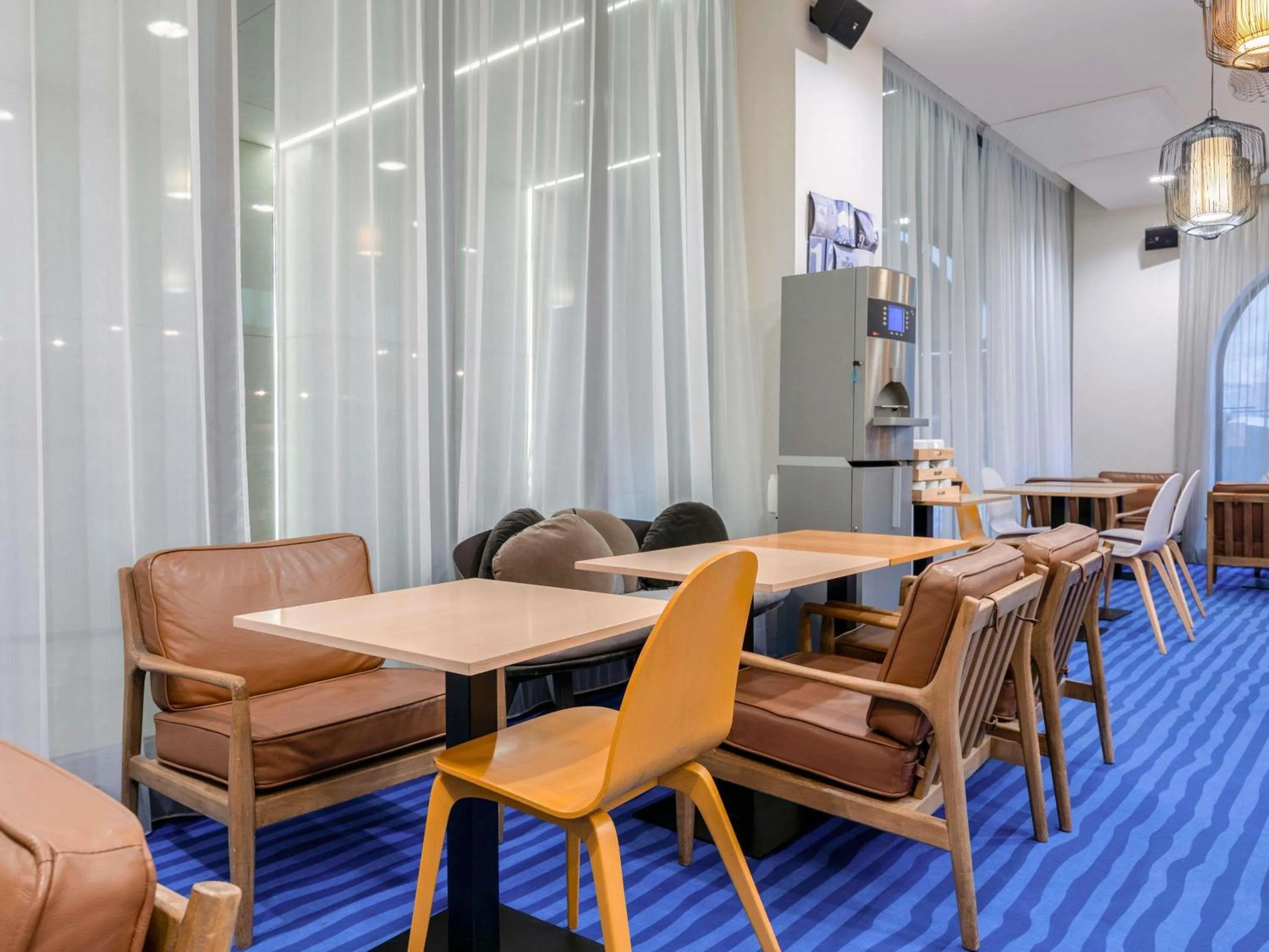 Lounge or bar in ibis Styles La Rochelle Centre Vieux Port