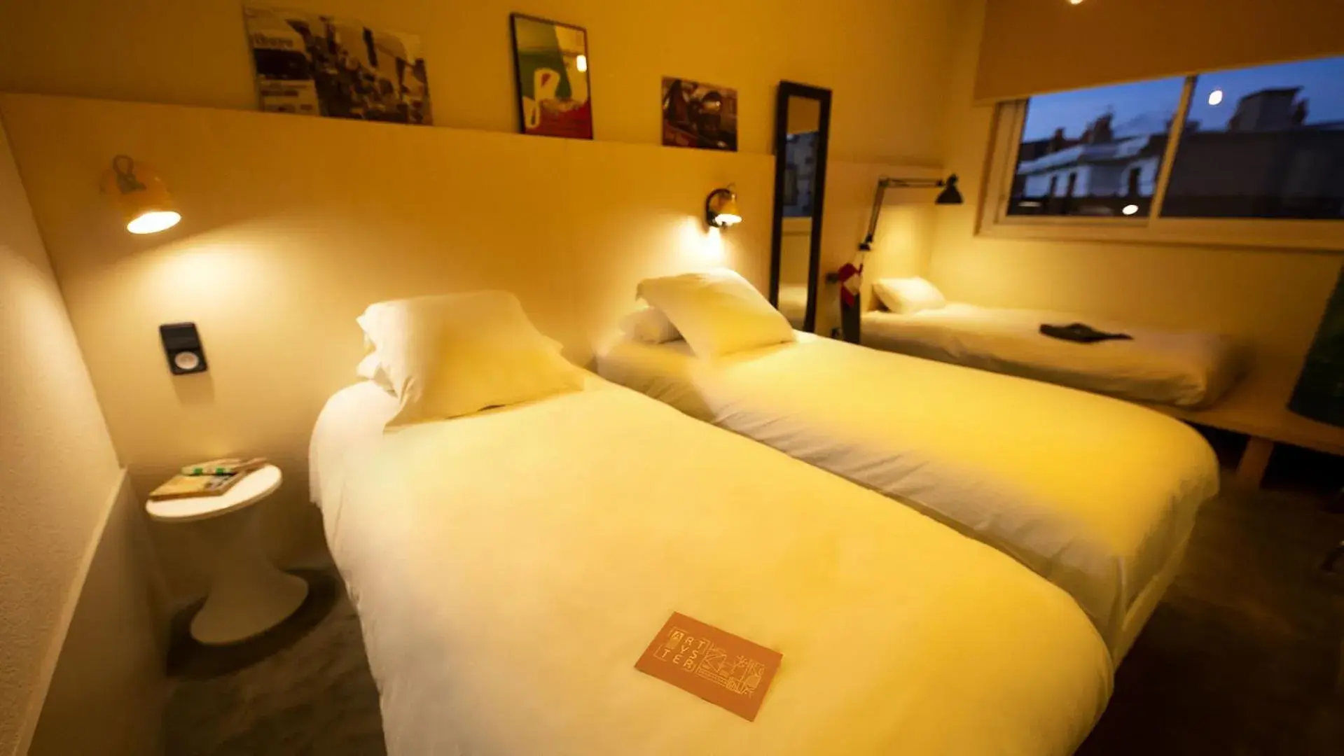 Bed in The Originals City Hotel Artyster Clermont Ferrand Bed in The Originals City Hotel Artyster Clermont Ferrand