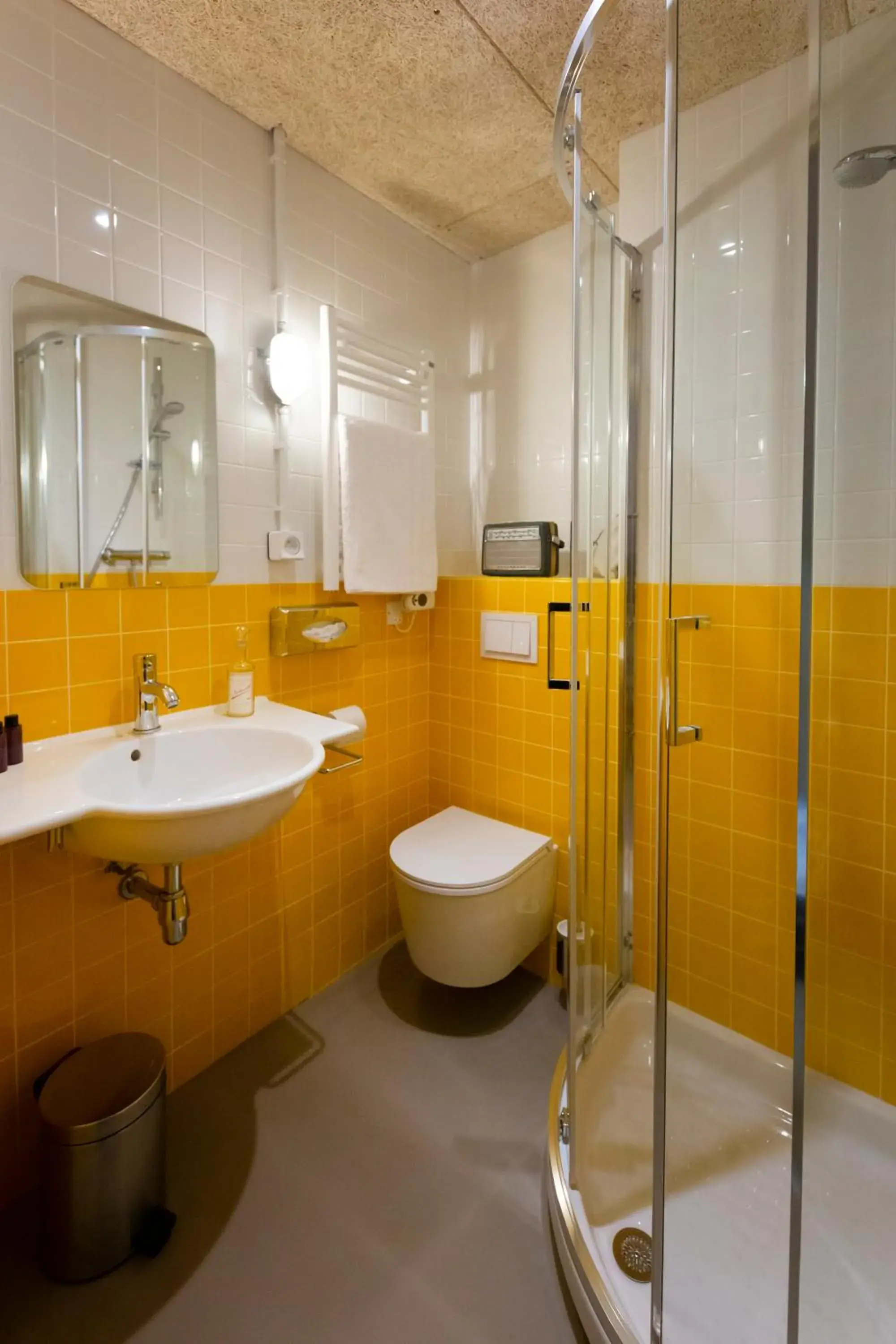 Shower in The Originals City Hotel Artyster Clermont Ferrand Shower in The Originals City Hotel Artyster Clermont Ferrand