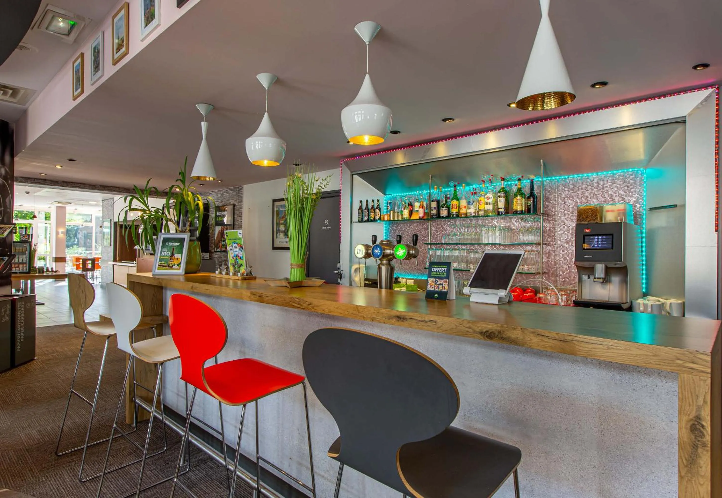 Lounge or bar in B&B HOTEL Chartres Centre Cathédrale 3 étoiles