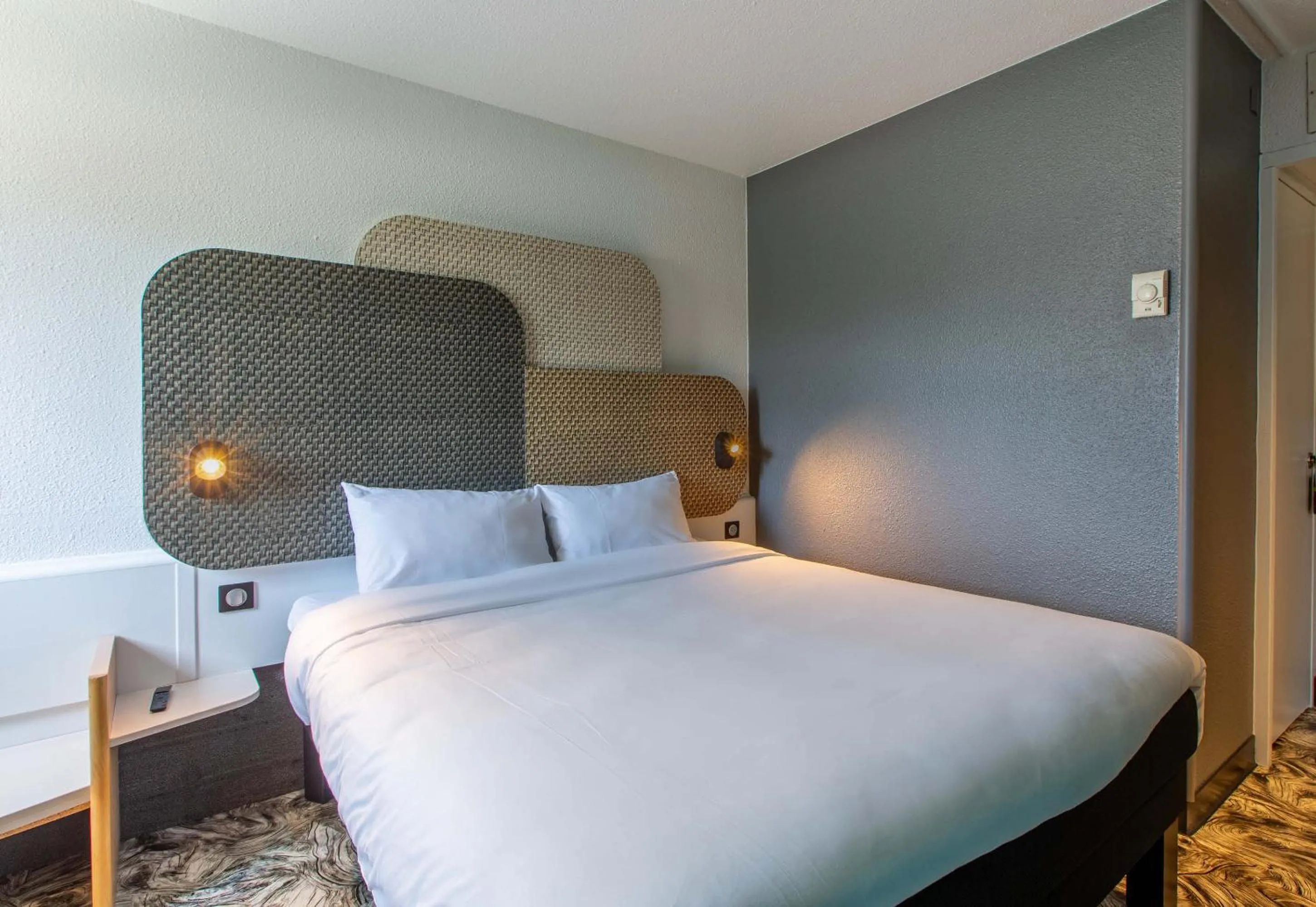 Bedroom, Bed in B&B HOTEL Chartres Centre Cathédrale 3 étoiles