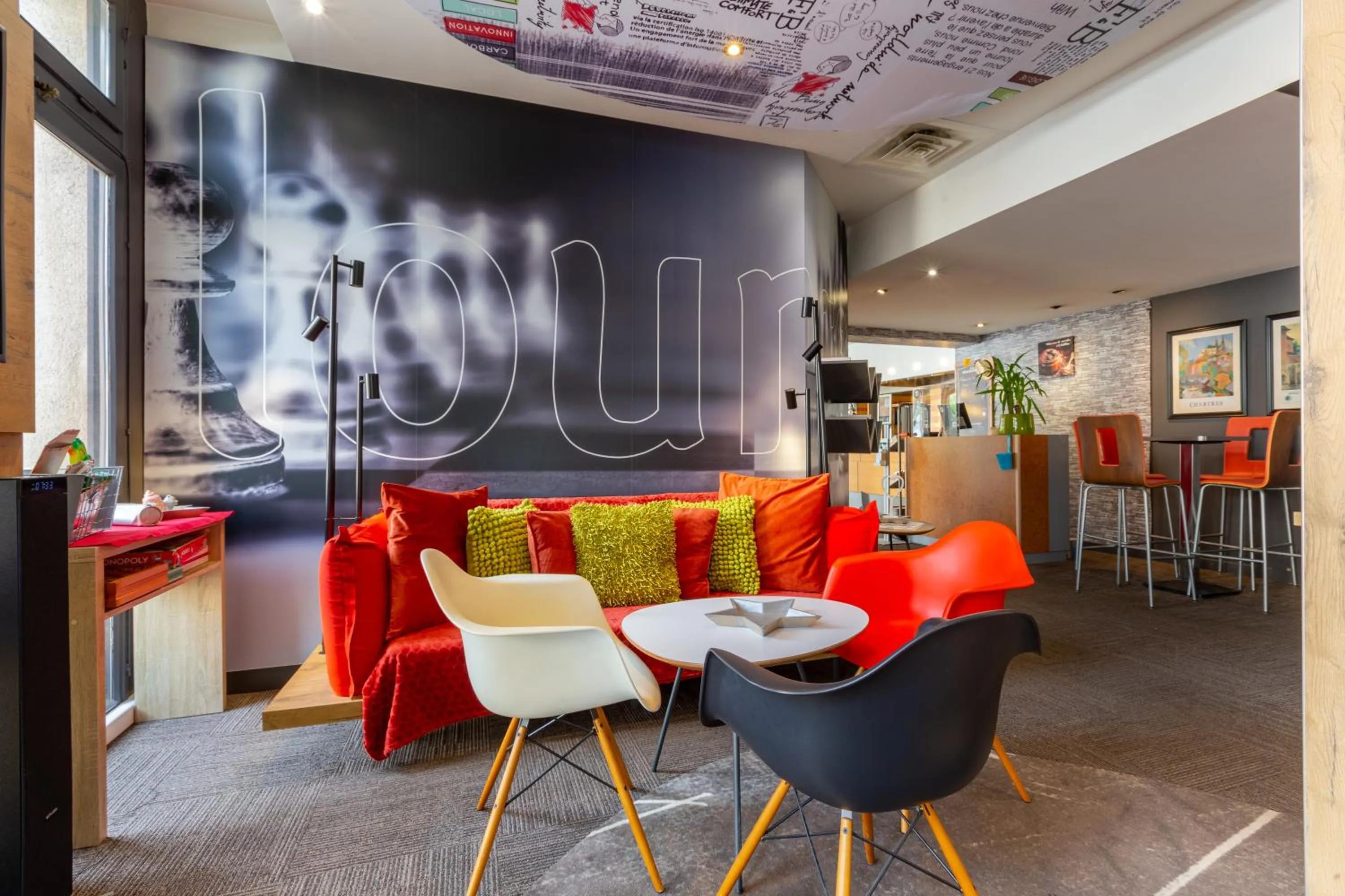 Living room in B&B HOTEL Chartres Centre Cathédrale 3 étoiles
