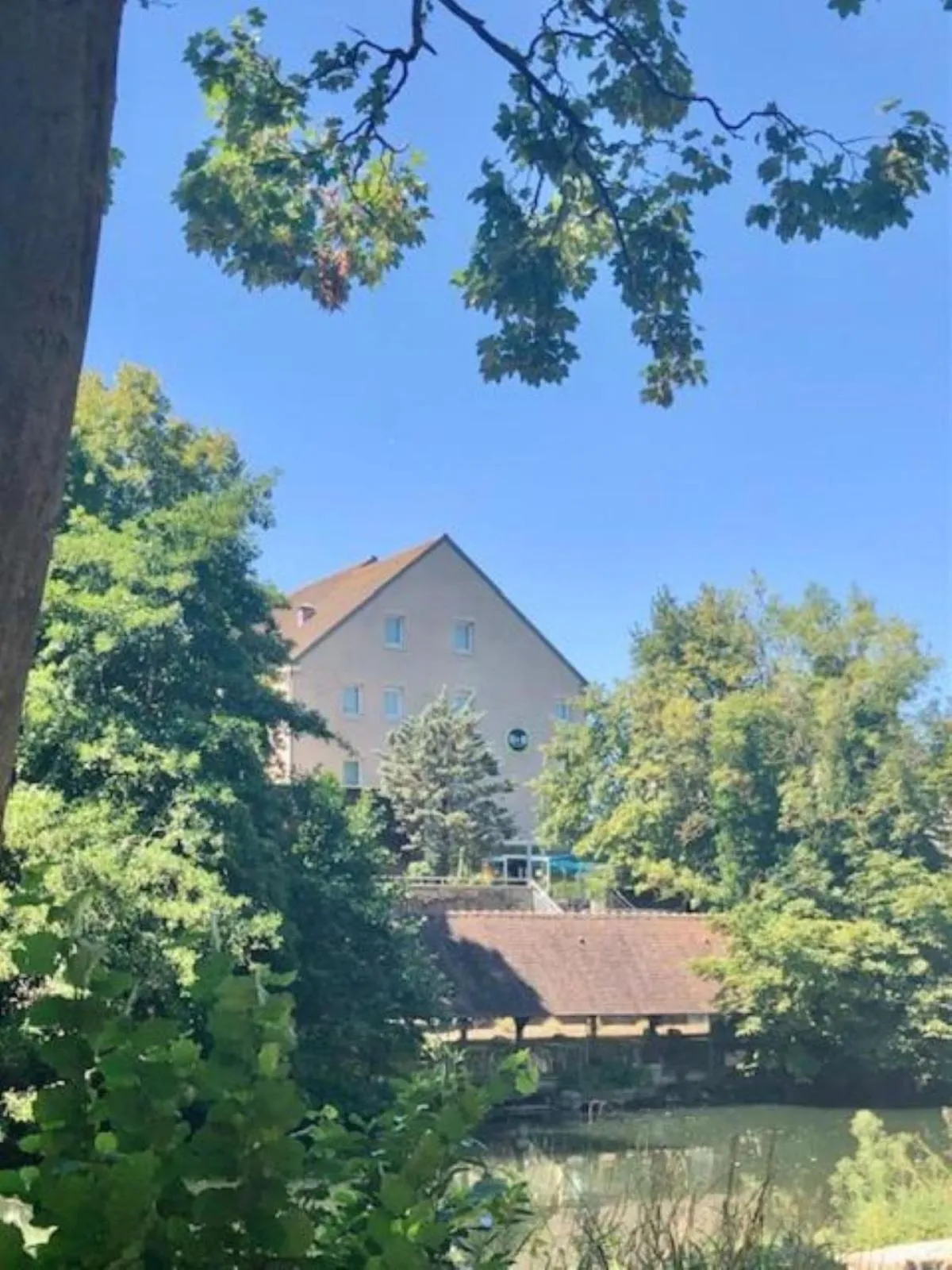 Garden view in B&B HOTEL Chartres Centre Cathédrale 3 étoiles