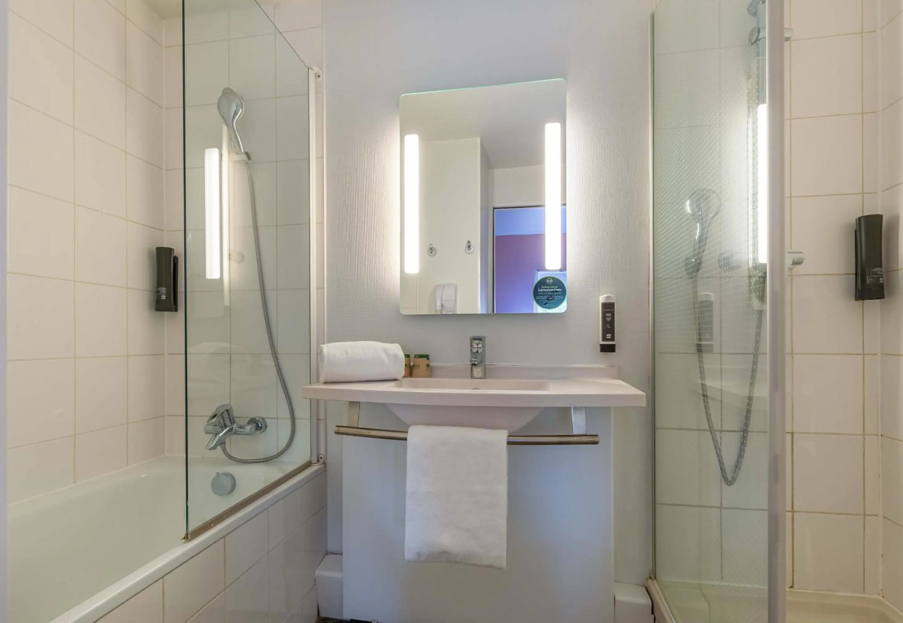 Bathroom in B&B HOTEL Chartres Centre Cathédrale 3 étoiles