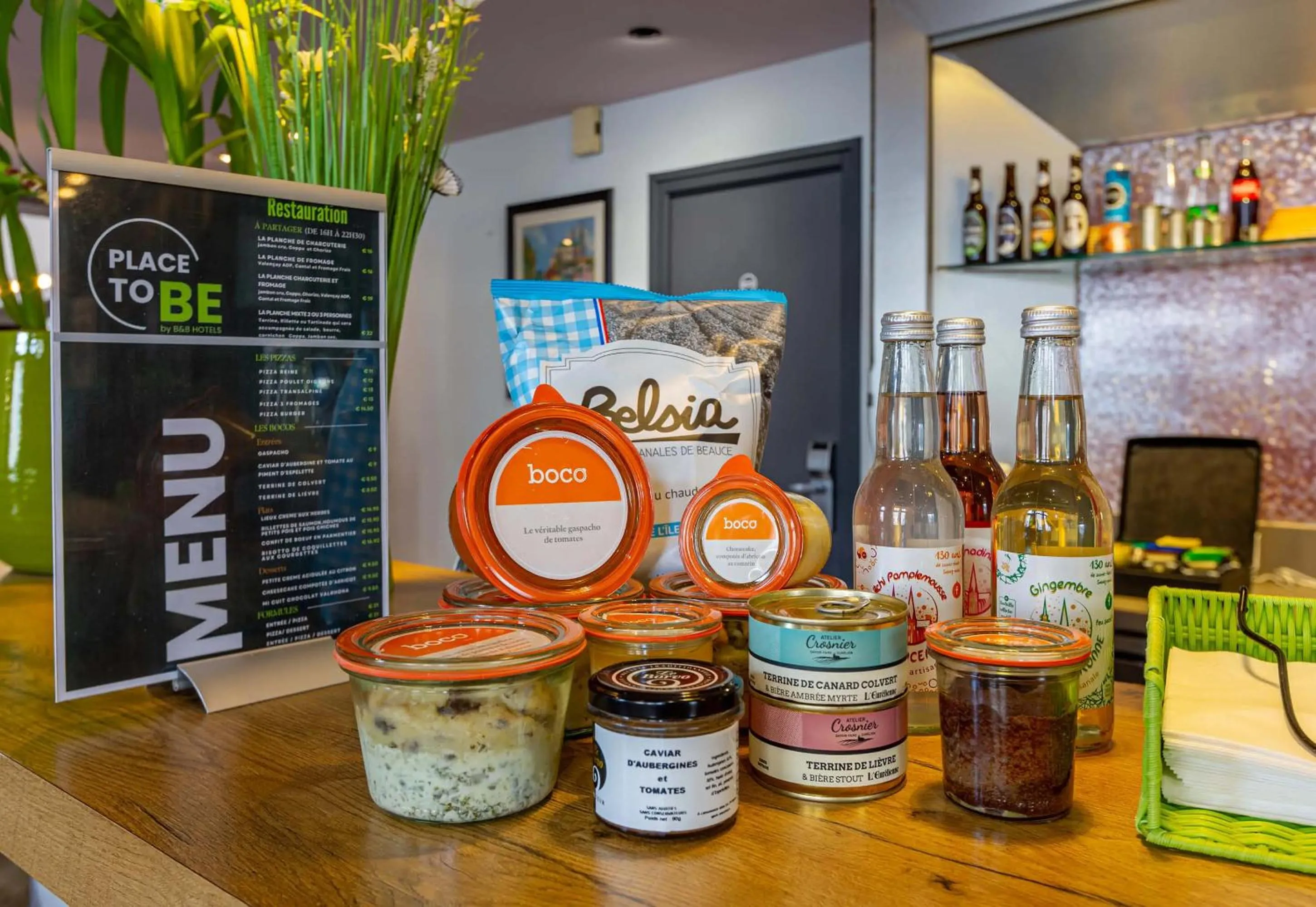 Lounge or bar in B&B HOTEL Chartres Centre Cathédrale 3 étoiles