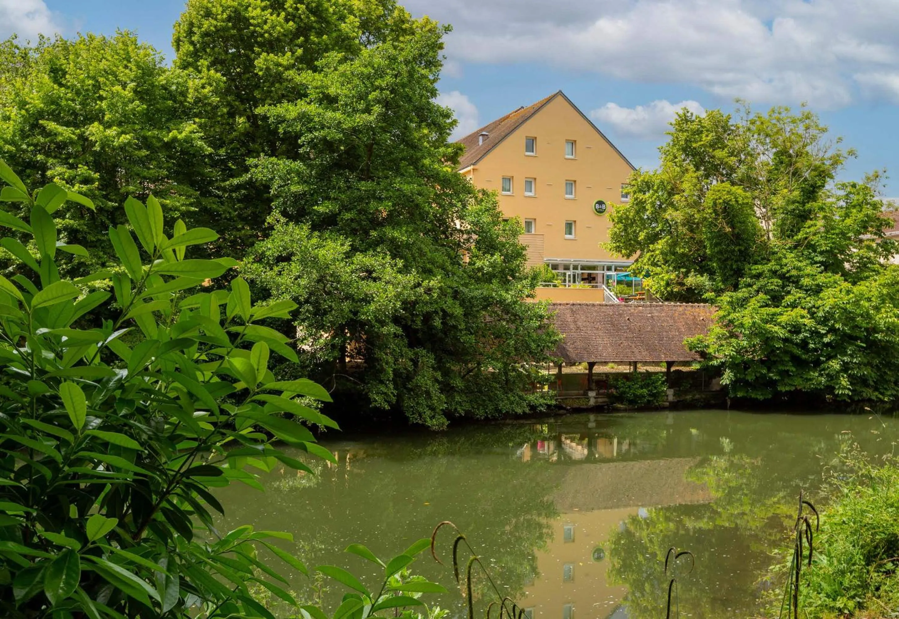 Property building in B&B HOTEL Chartres Centre Cathédrale 3 étoiles