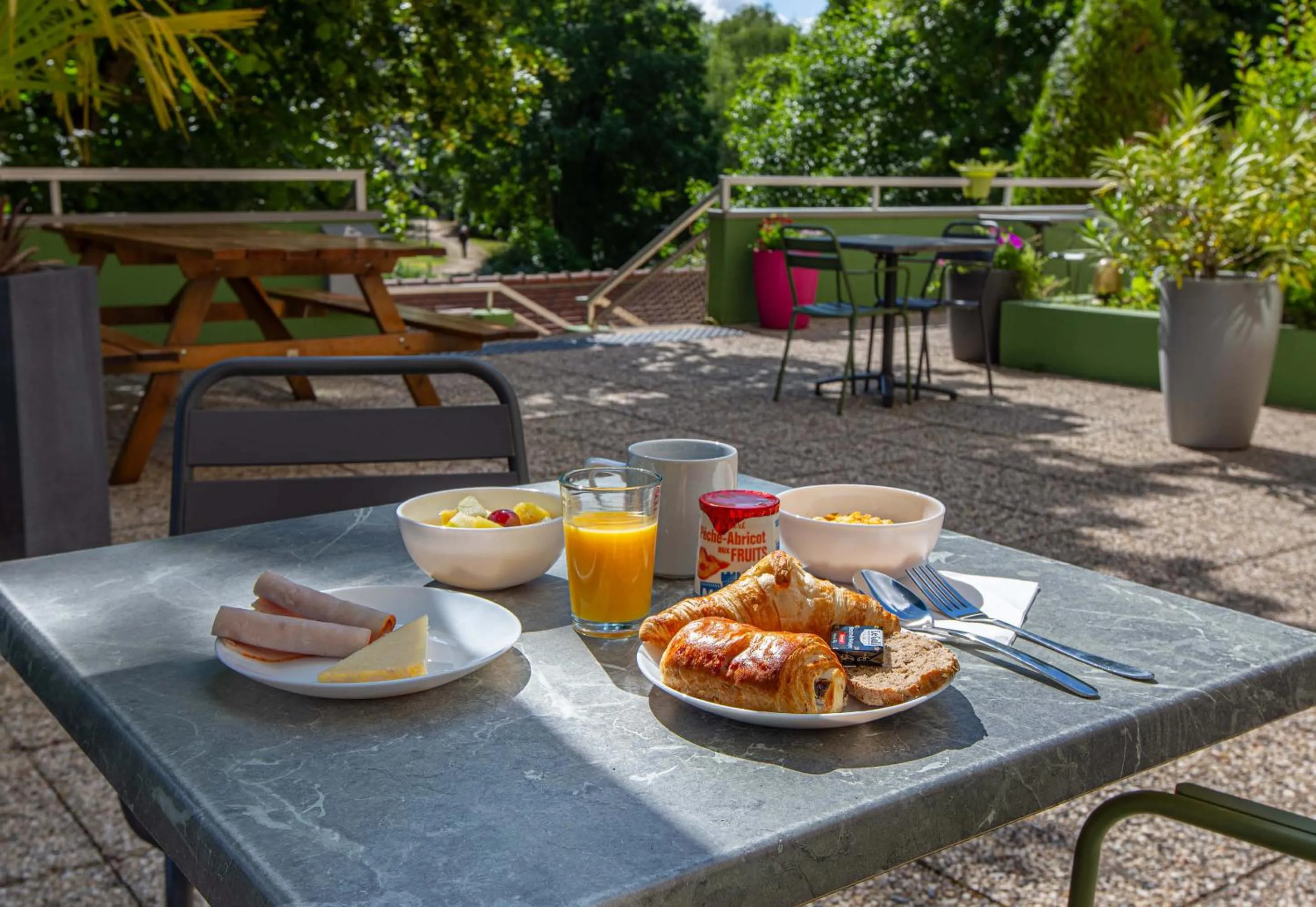 Breakfast in B&B HOTEL Chartres Centre Cathédrale 3 étoiles