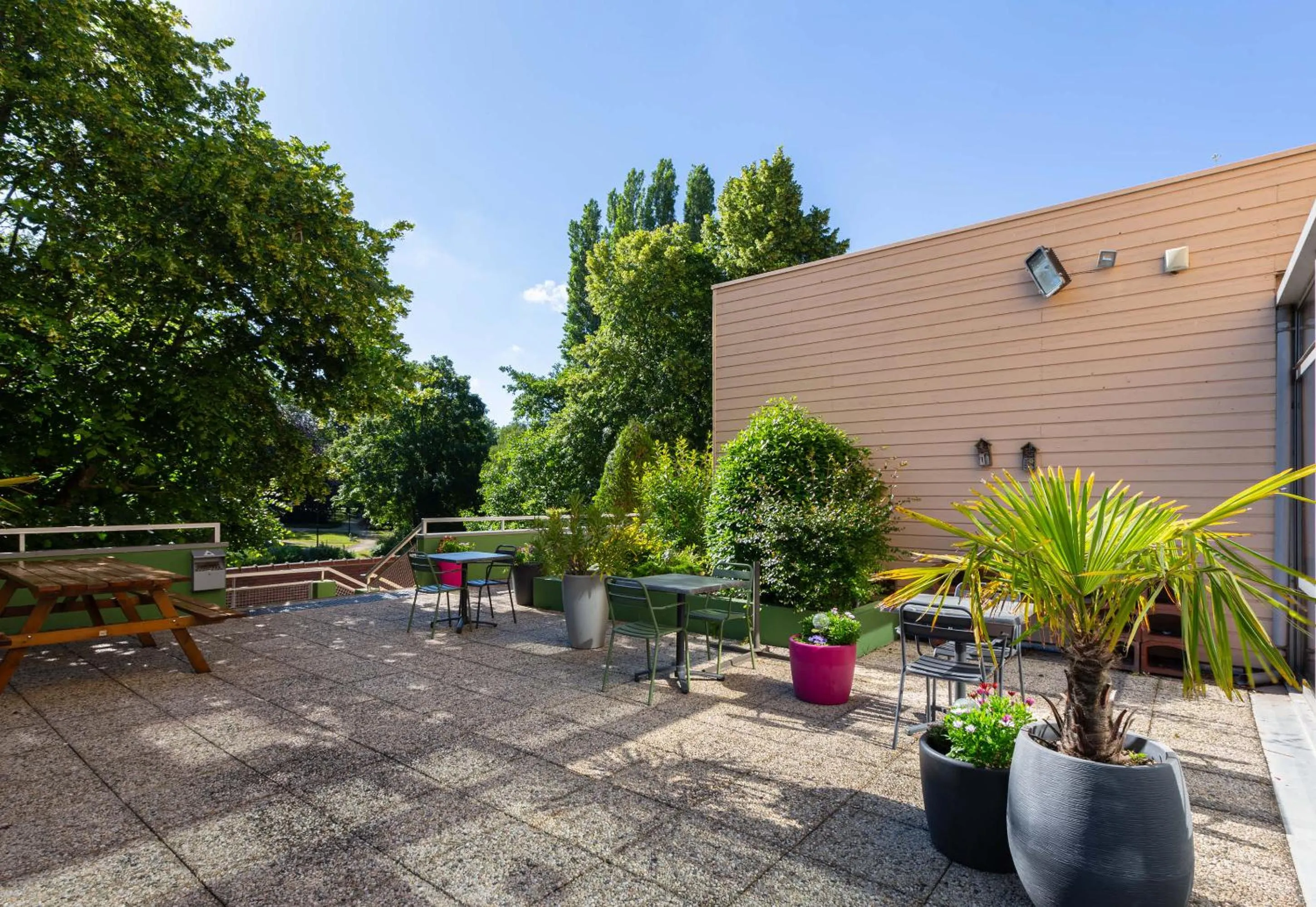 Patio in B&B HOTEL Chartres Centre Cathédrale 3 étoiles