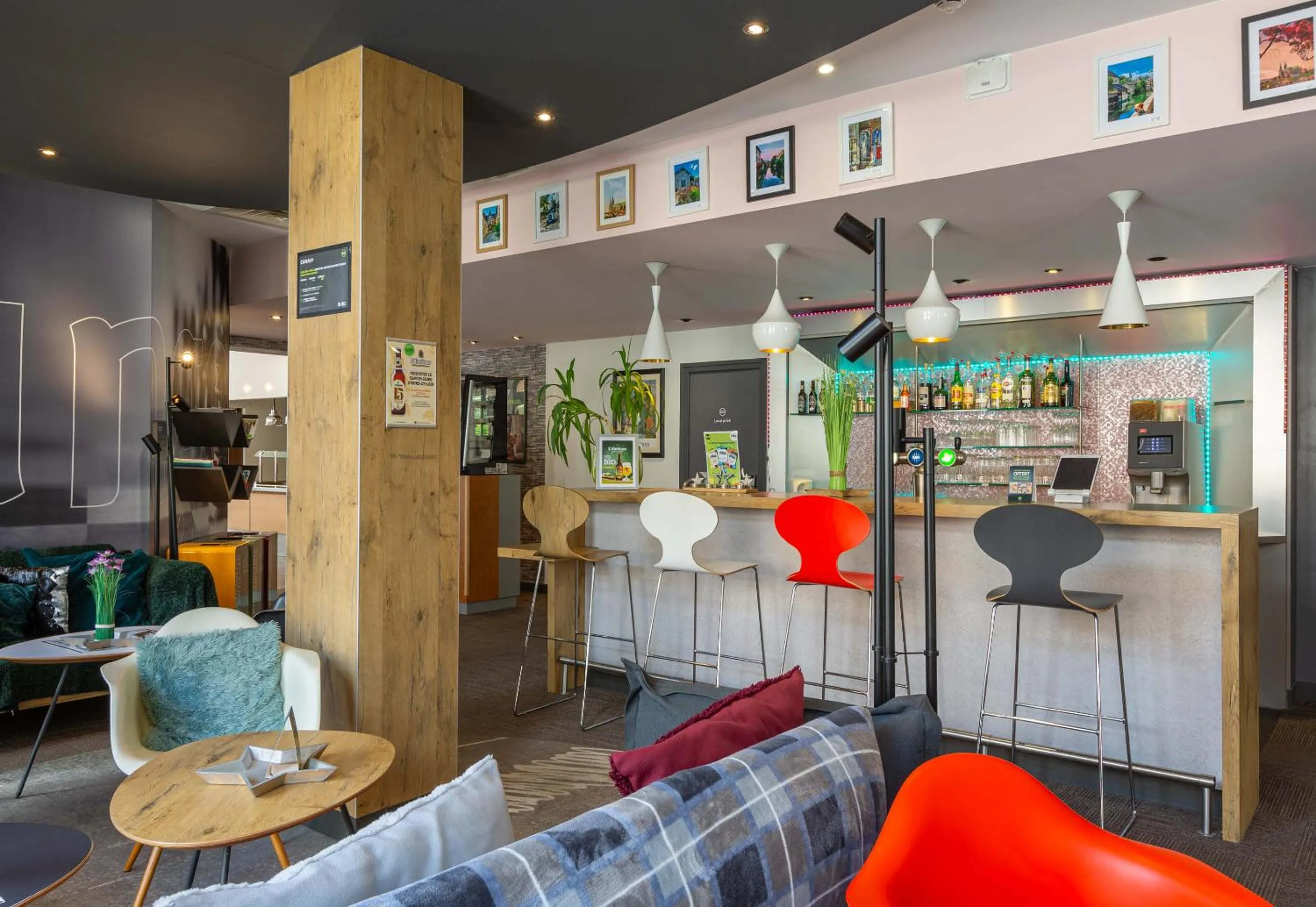 Lounge or bar in B&B HOTEL Chartres Centre Cathédrale 3 étoiles