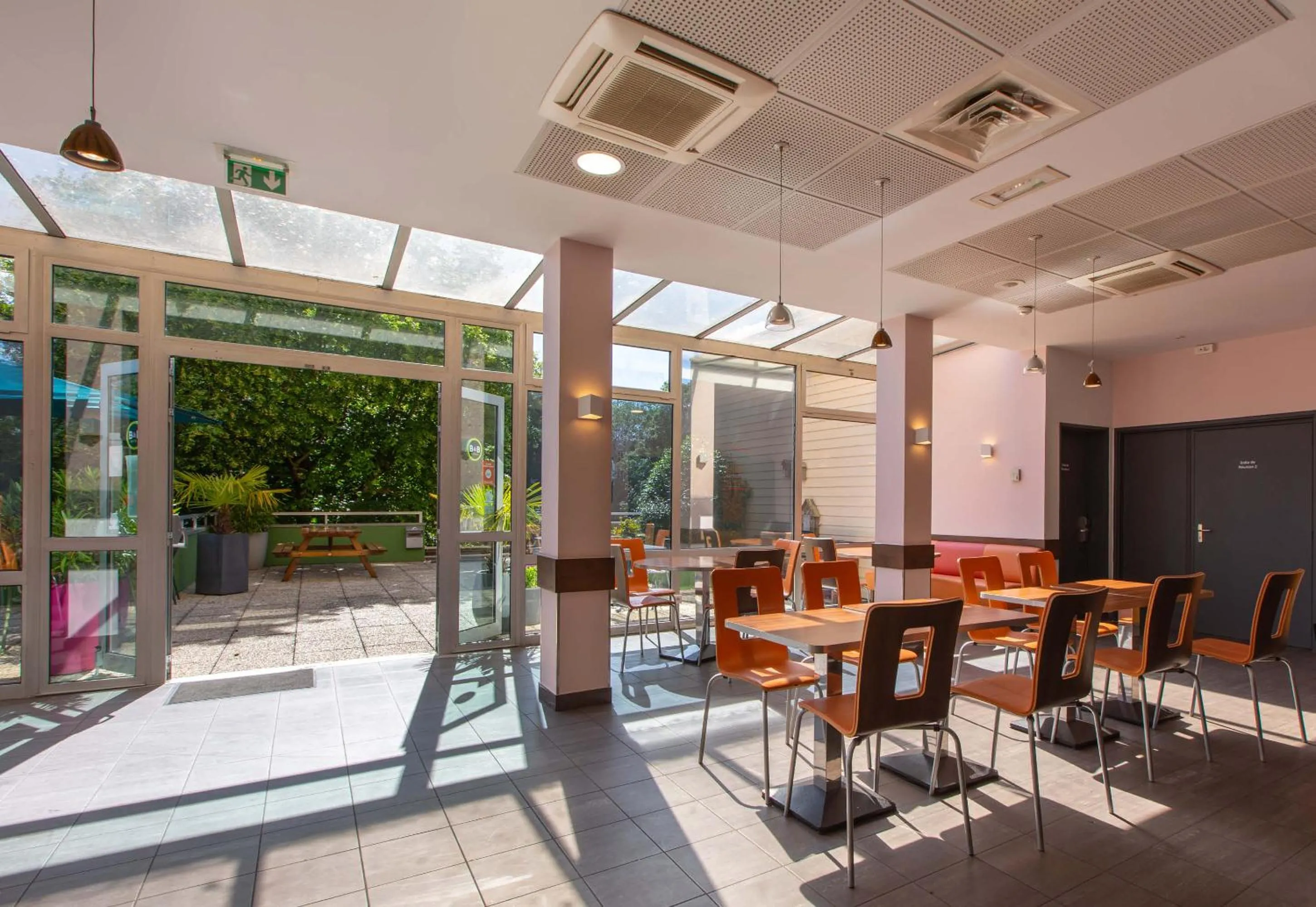 Restaurant/places to eat in B&B HOTEL Chartres Centre Cathédrale 3 étoiles