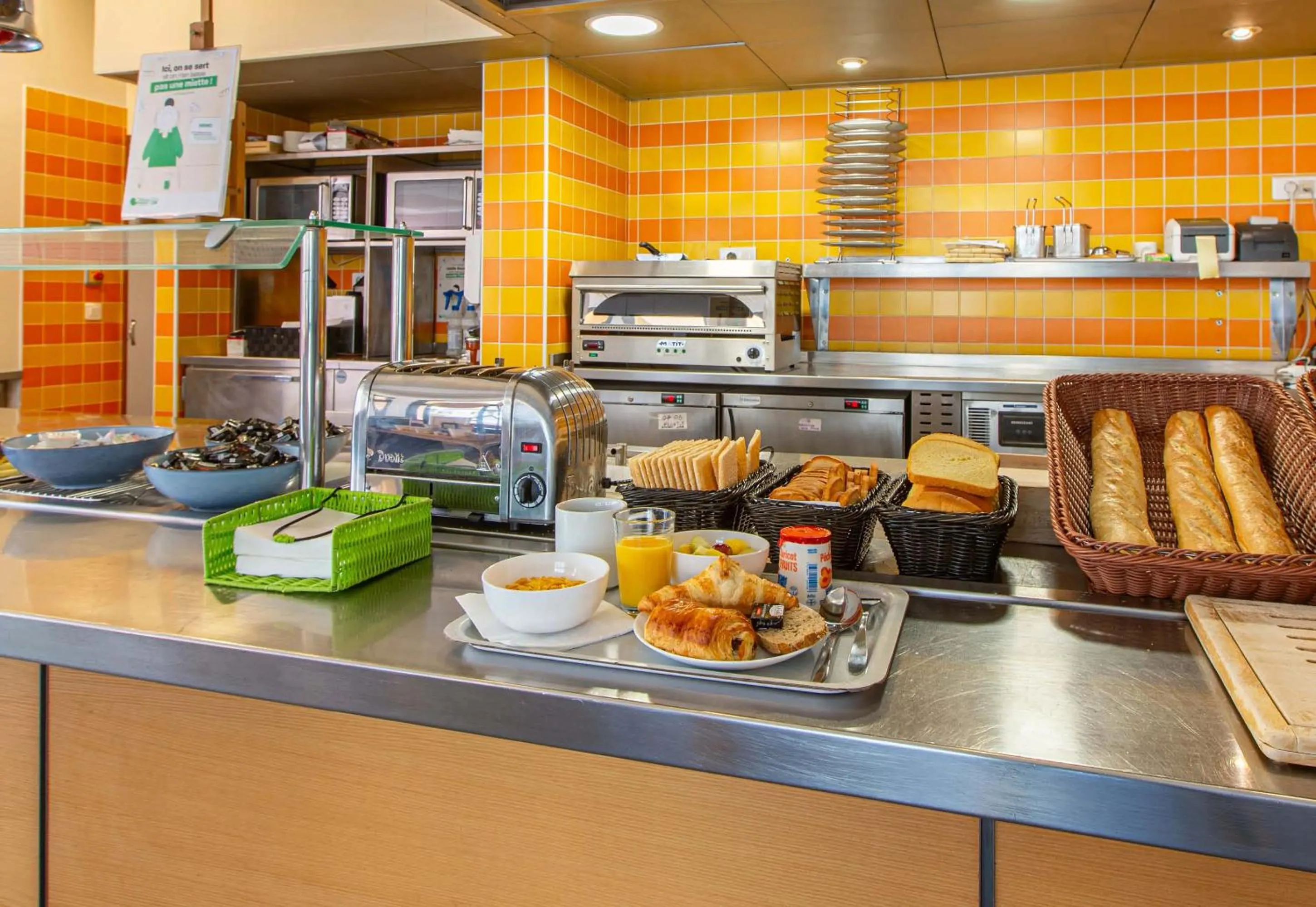 Breakfast in B&B HOTEL Chartres Centre Cathédrale 3 étoiles