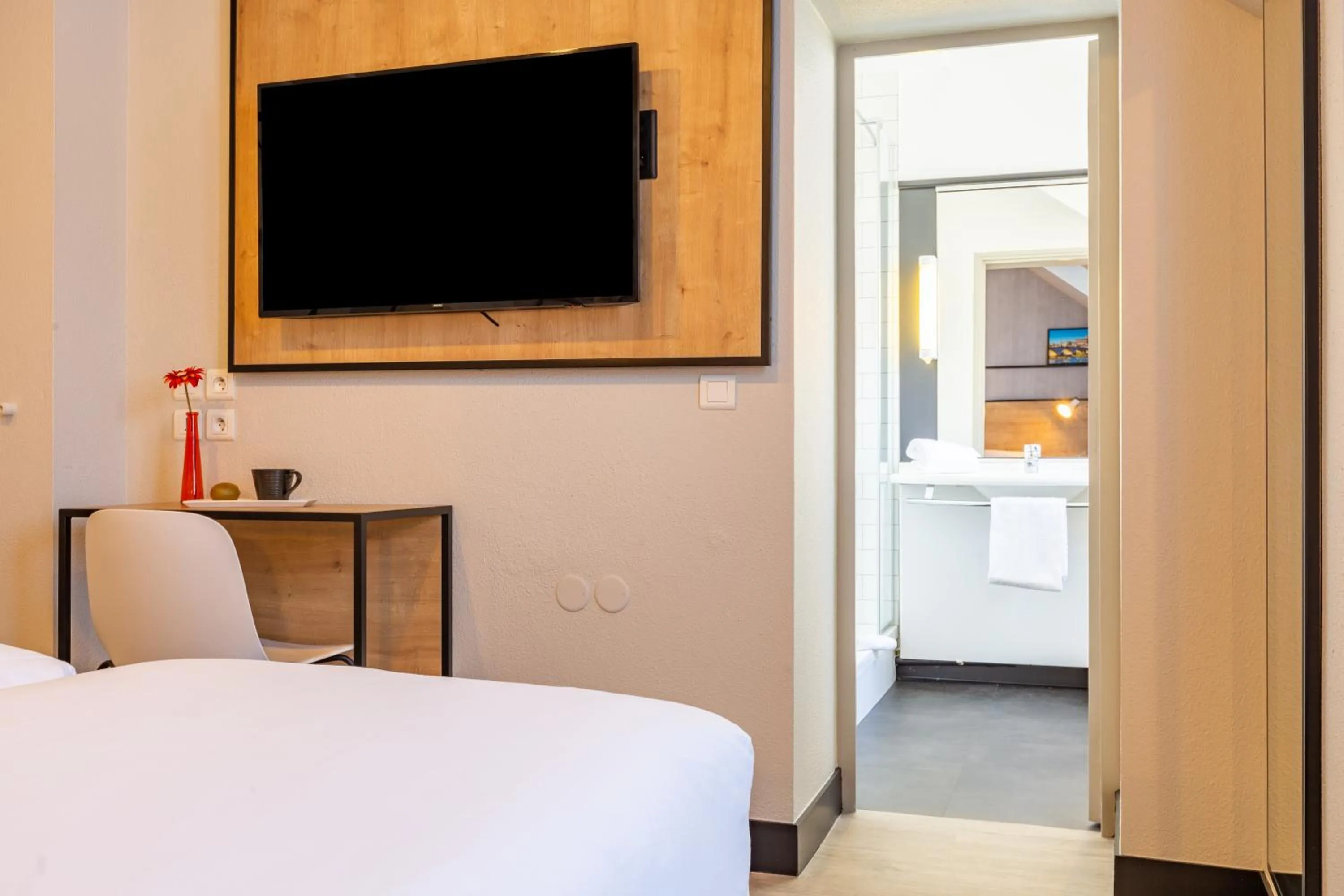 TV and multimedia, Bed in ibis Blois Centre Château