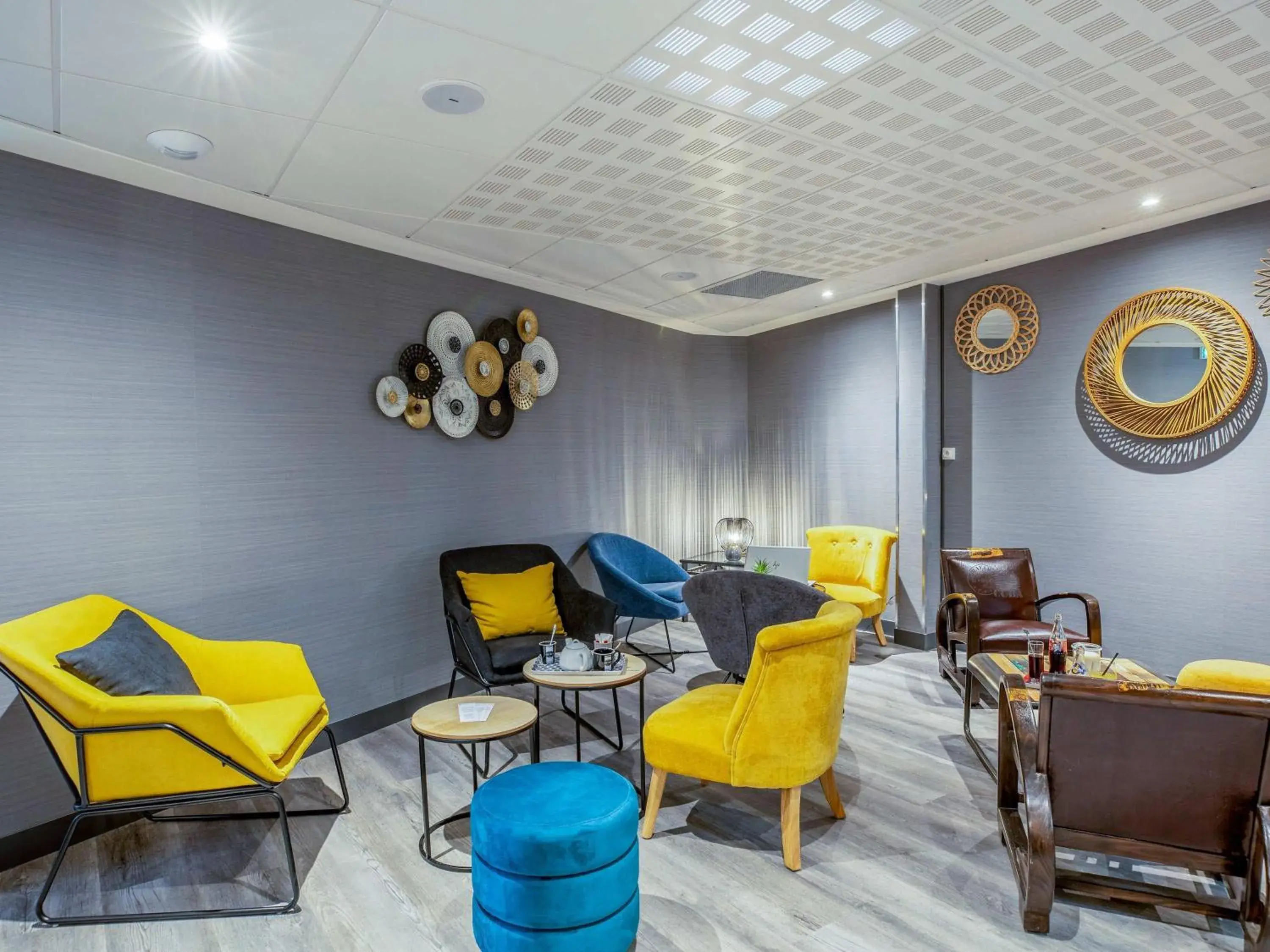 Lounge or bar in ibis Blois Centre Château Lounge or bar in ibis Blois Centre Château