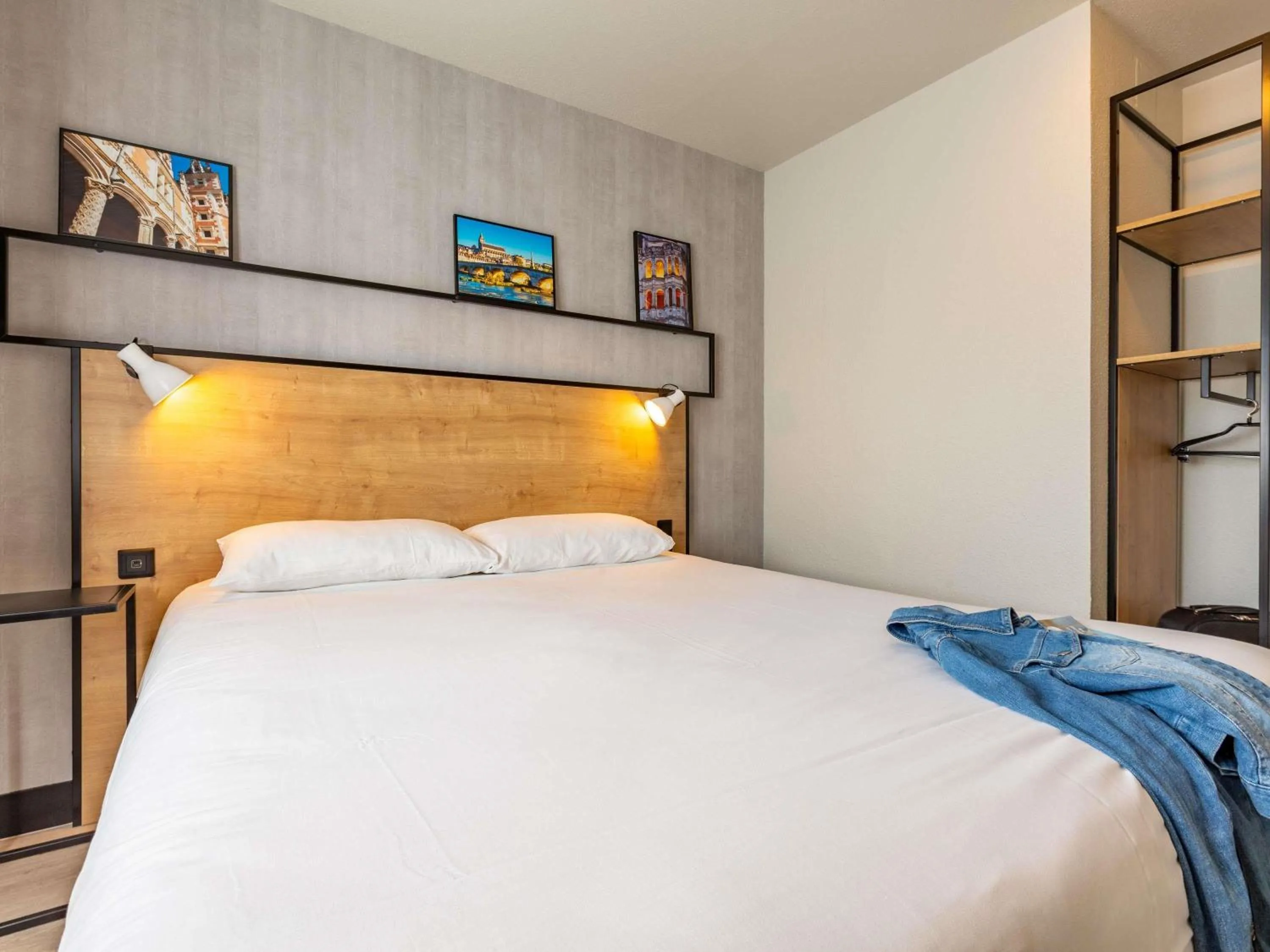 Bedroom, Bed in ibis Blois Centre Château