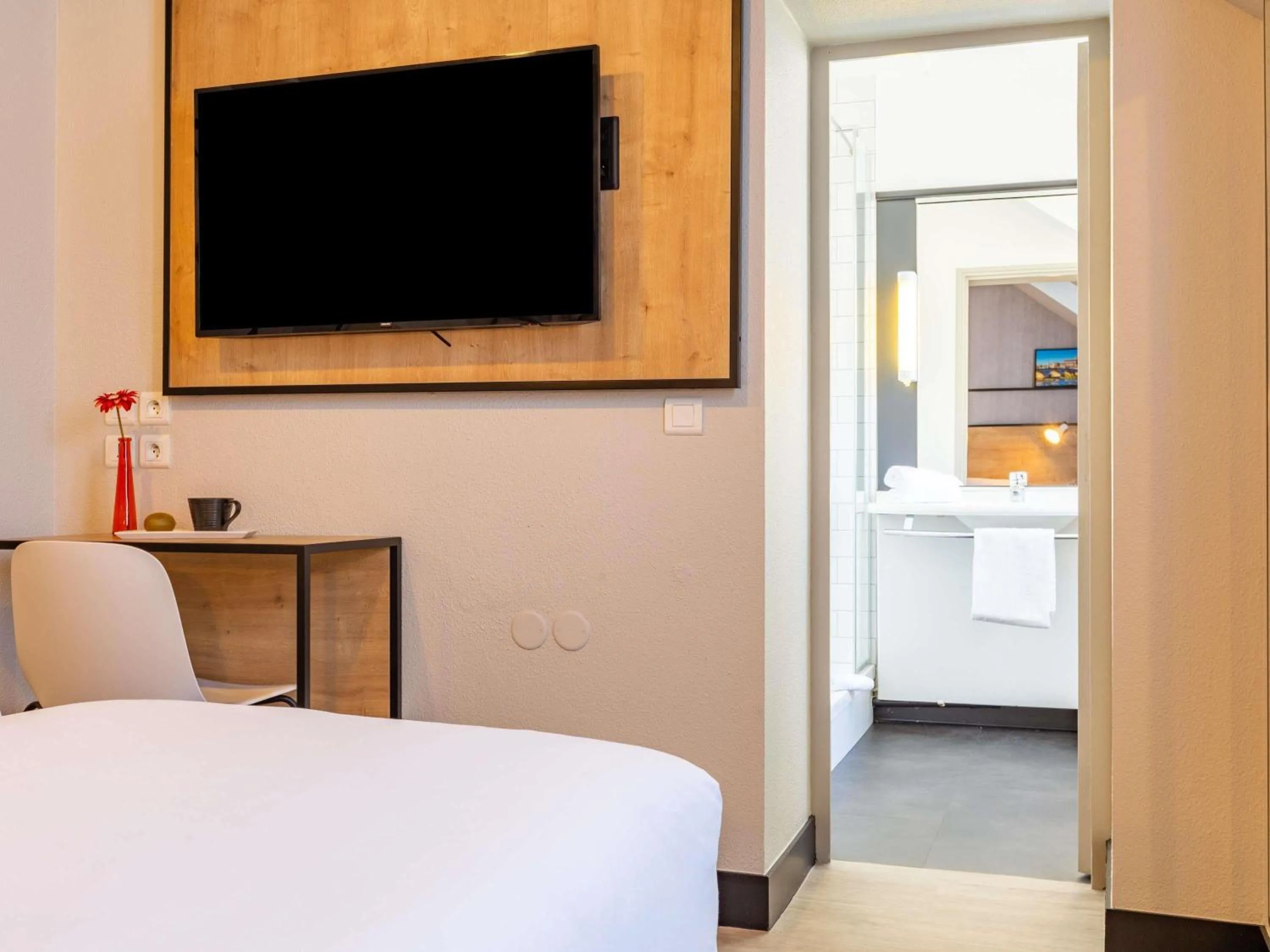 Bedroom, Bed in ibis Blois Centre Château