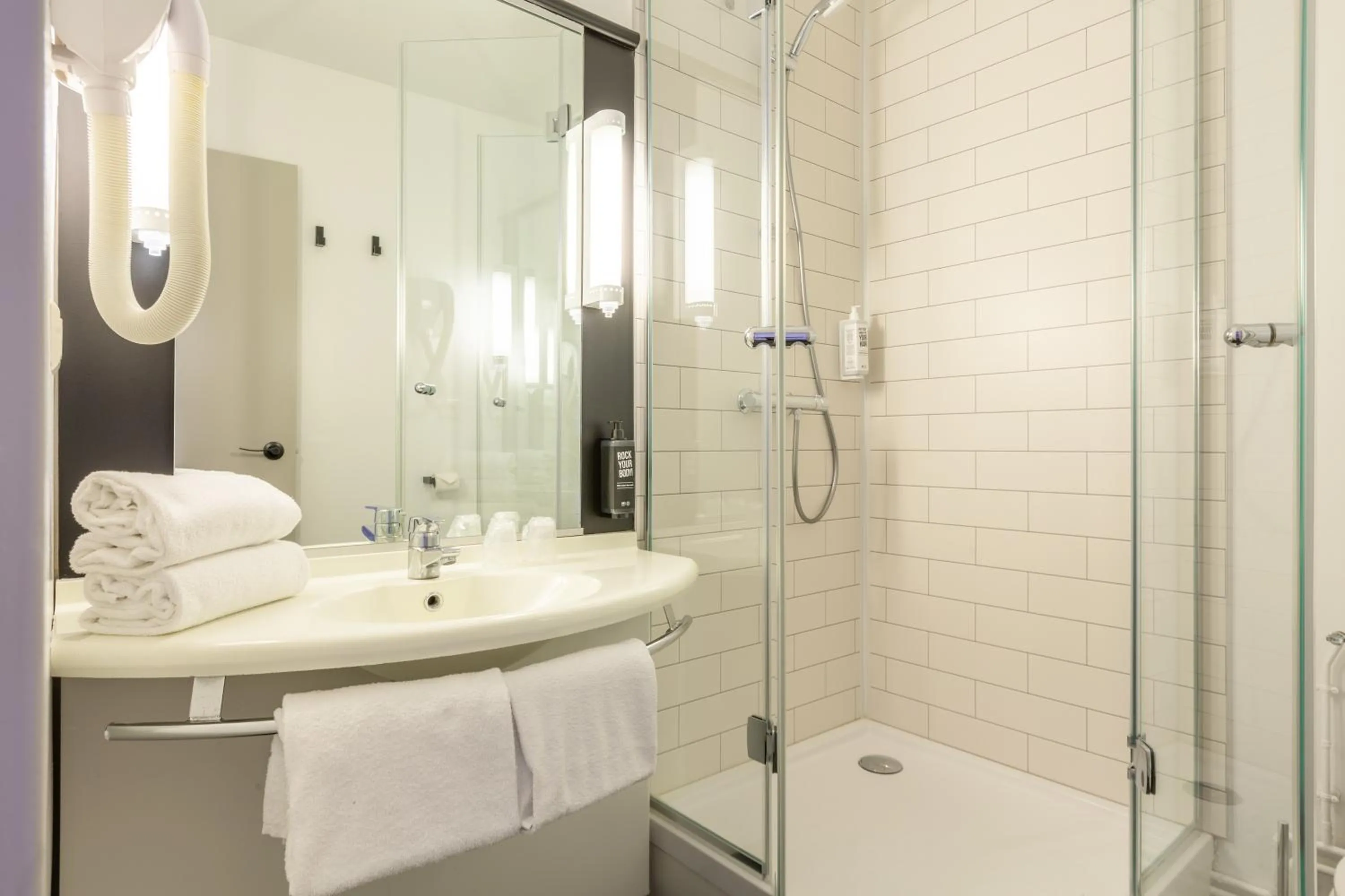 Bathroom in ibis Blois Centre Château