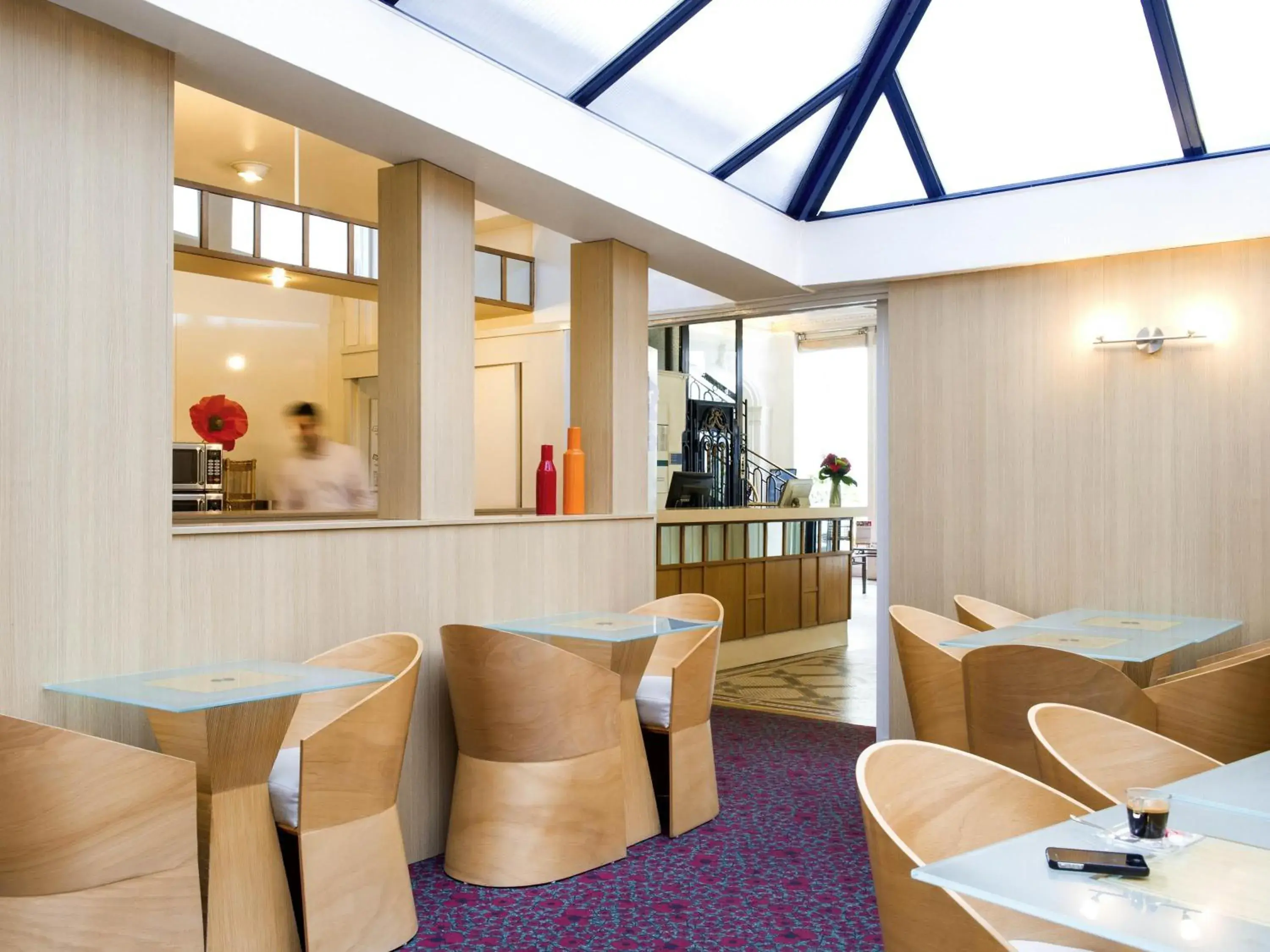 Lounge or bar in ibis Blois Centre Château Lounge or bar in ibis Blois Centre Château