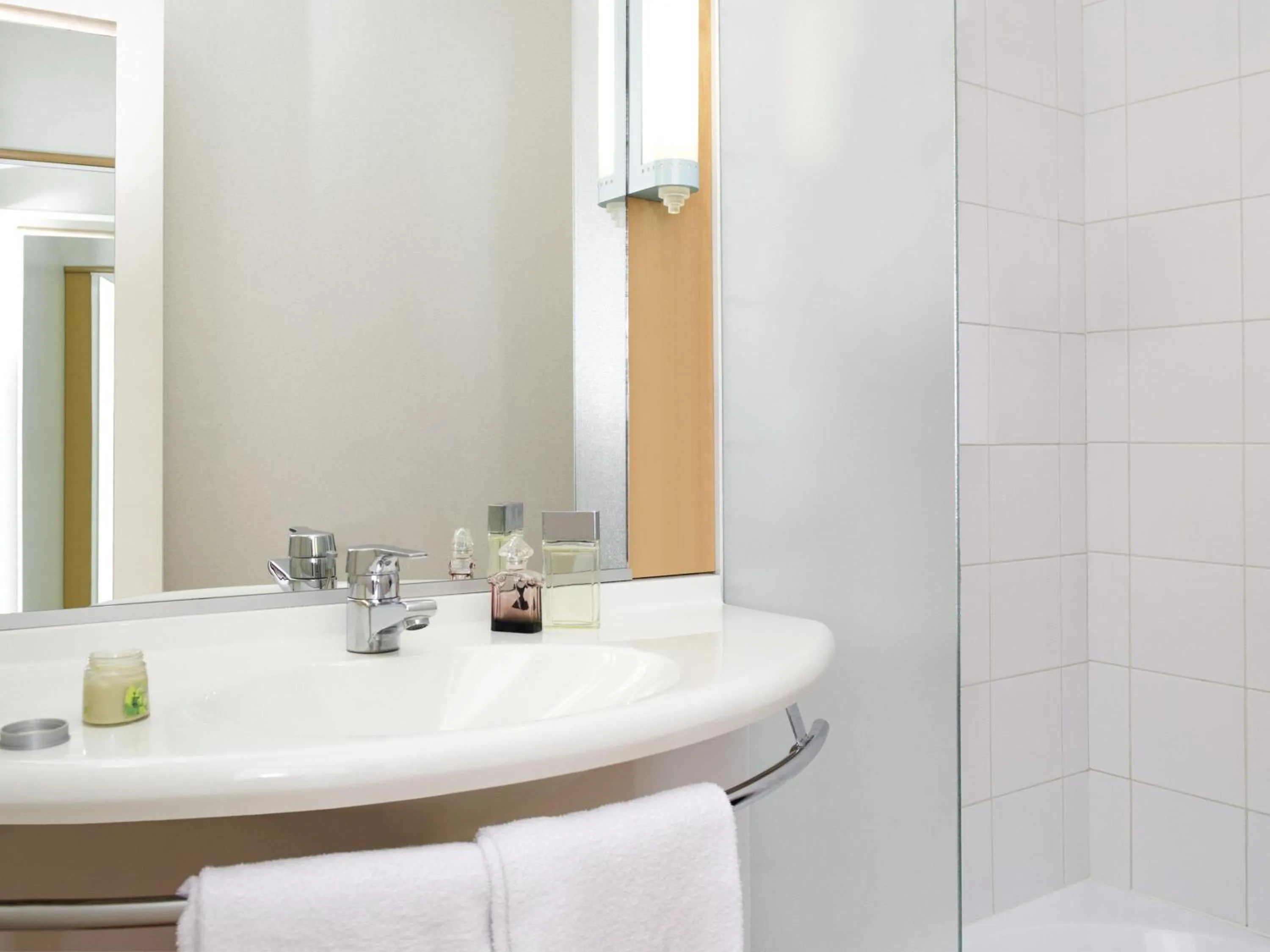 Bedroom in ibis Blois Centre Château